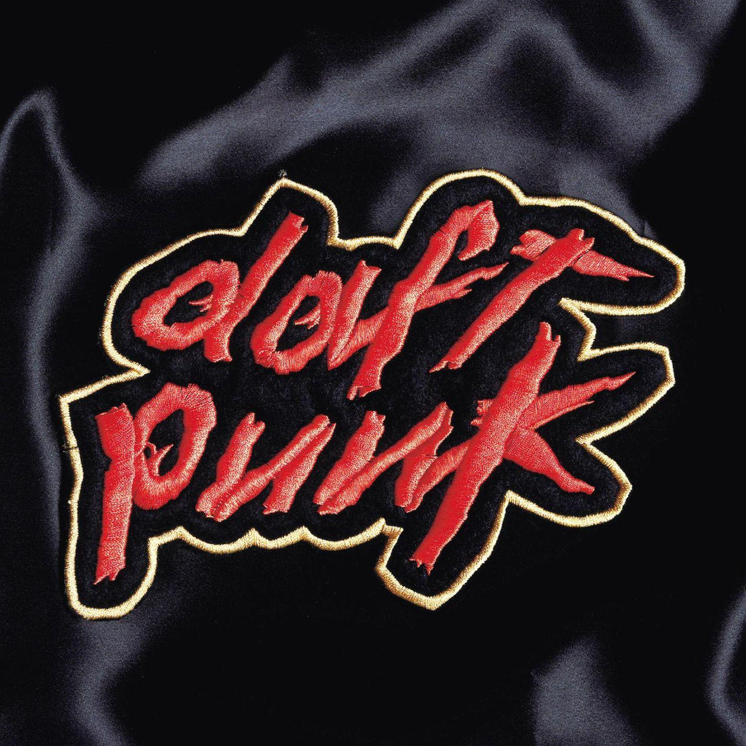 Hímzett Daft Punk logófolt fekete szatén szöveten. Piros betűk arany szegéllyel.