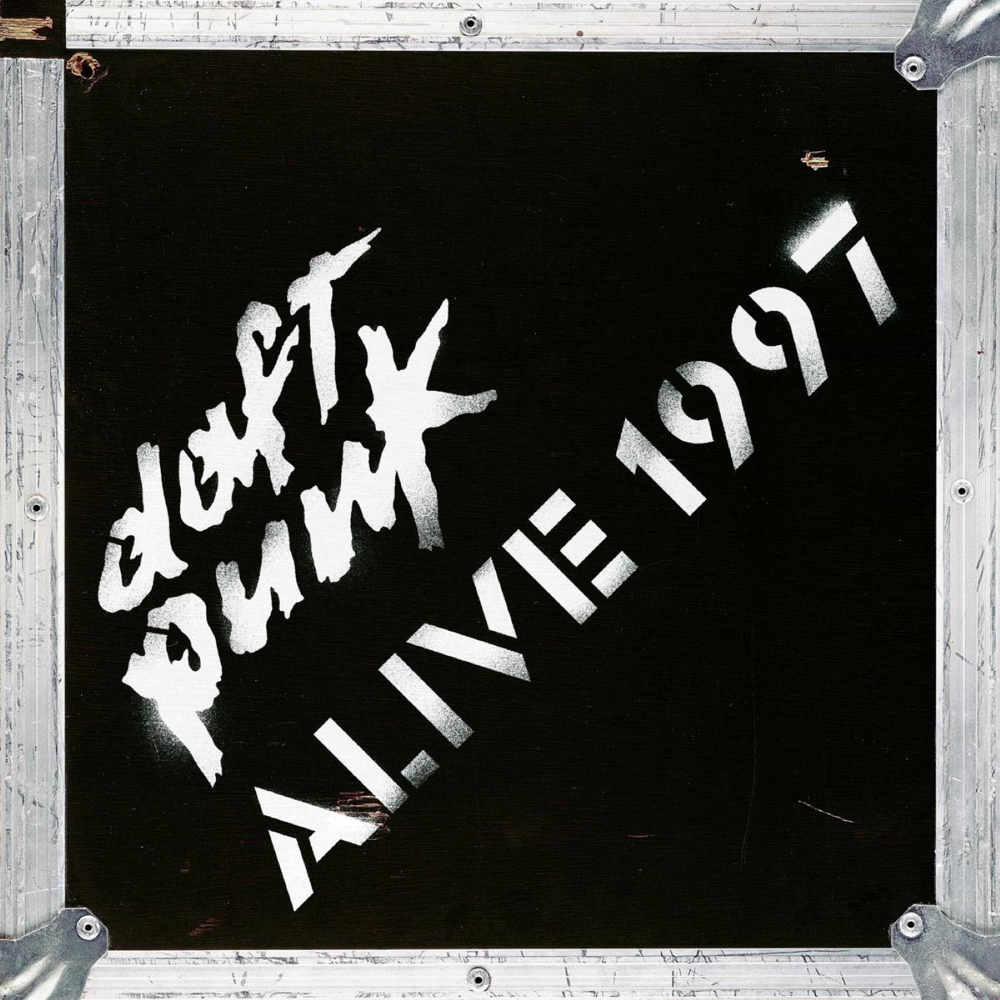 Fekete háttér fehér sablon szöveggel: Daft Punk, Alive 1997, ezüst keretben.
