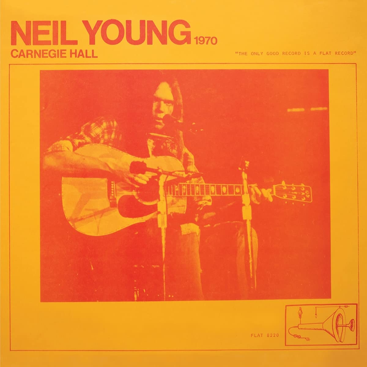Album borító, Neil Young gitározik. Narancs és sárga színvilág. A szöveg tartalmazza a 'Carnegie Hall' és '1970' szavakat.
