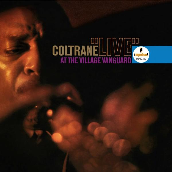 Pochette de l'album Coltrane Live at the Village Vanguard, avec un gros plan sur le visage d'un homme.