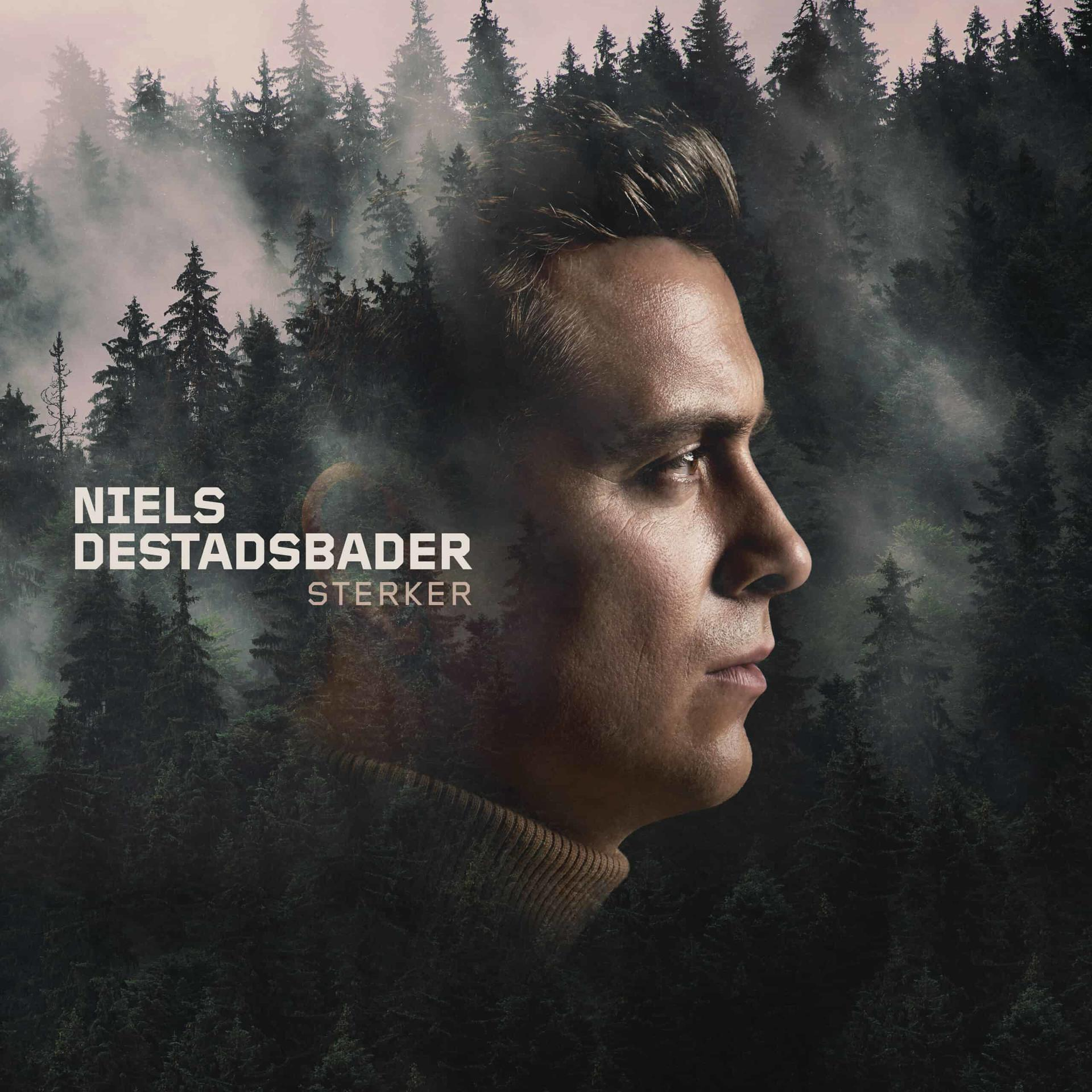 Albumhoes: Profiel van een man tegen een bosachtergrond. Tekst: Niels Destadsbader.