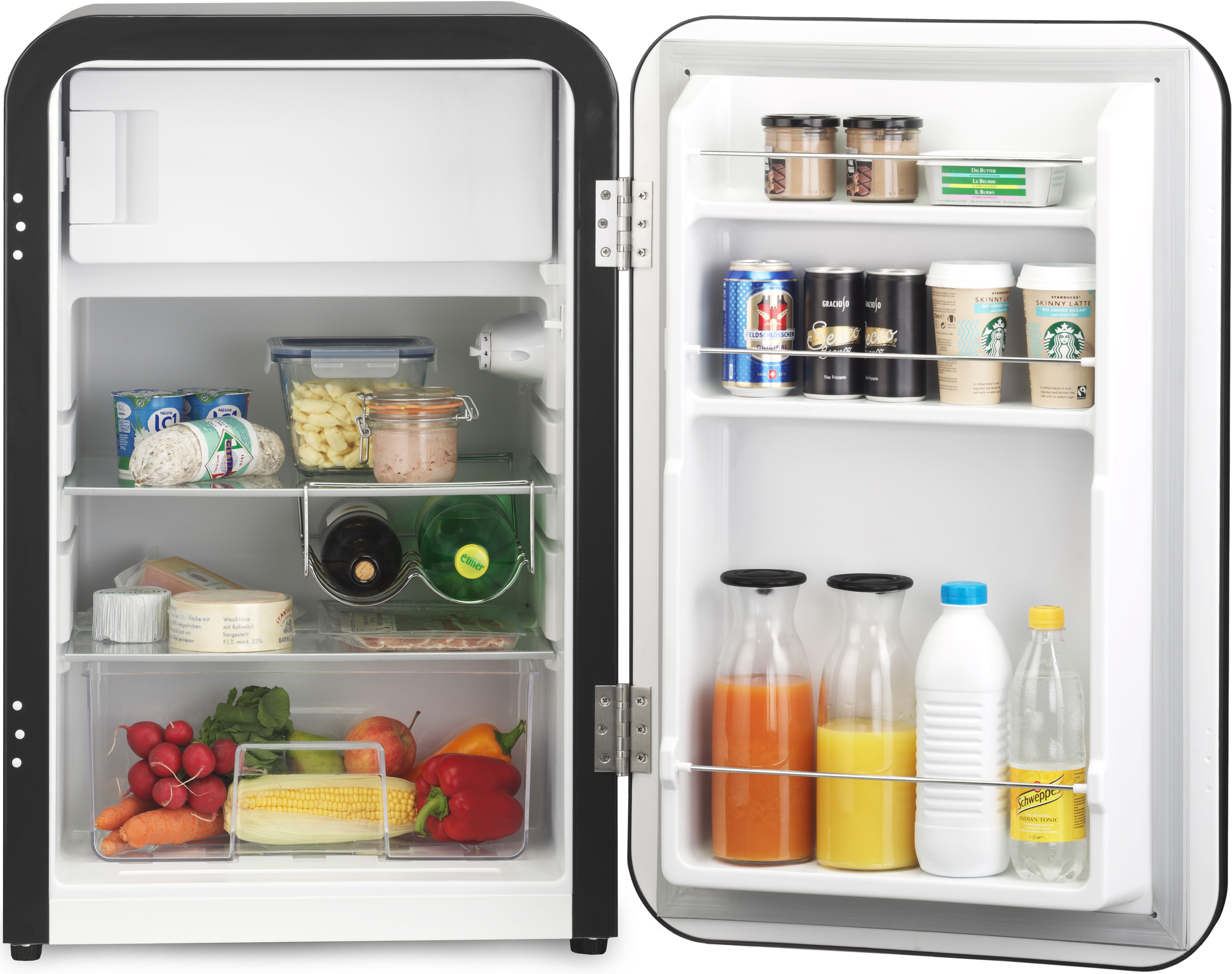 Offener Kühlschrank mit Lebensmitteln und Getränken. Enthält Gemüse, Obst, Käse, Getränke und Behälter.