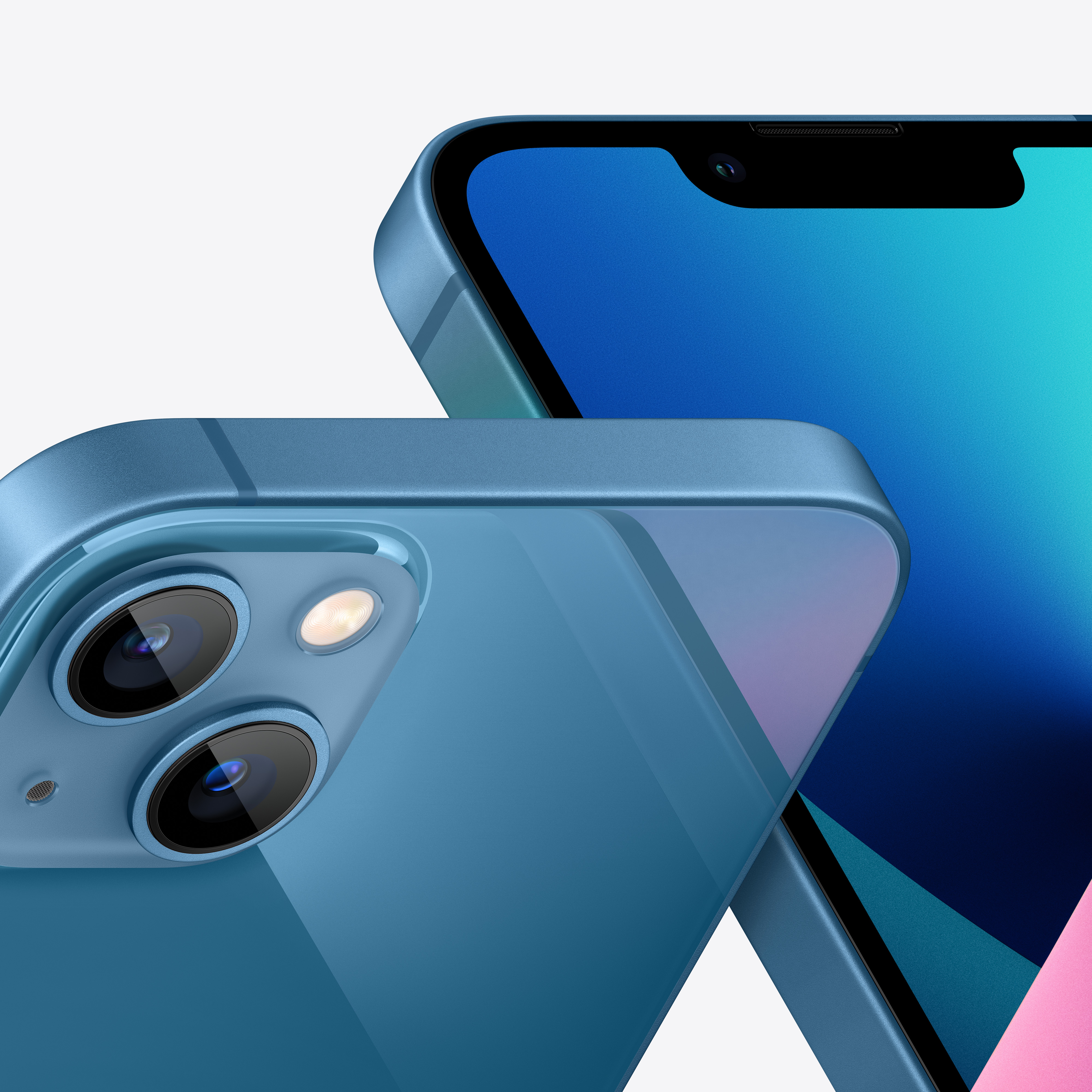 Mavi bir iPhone 13'ün yakın çekimi, kamera ve ekranı gösteriyor, beyaz arka plan üzerinde.