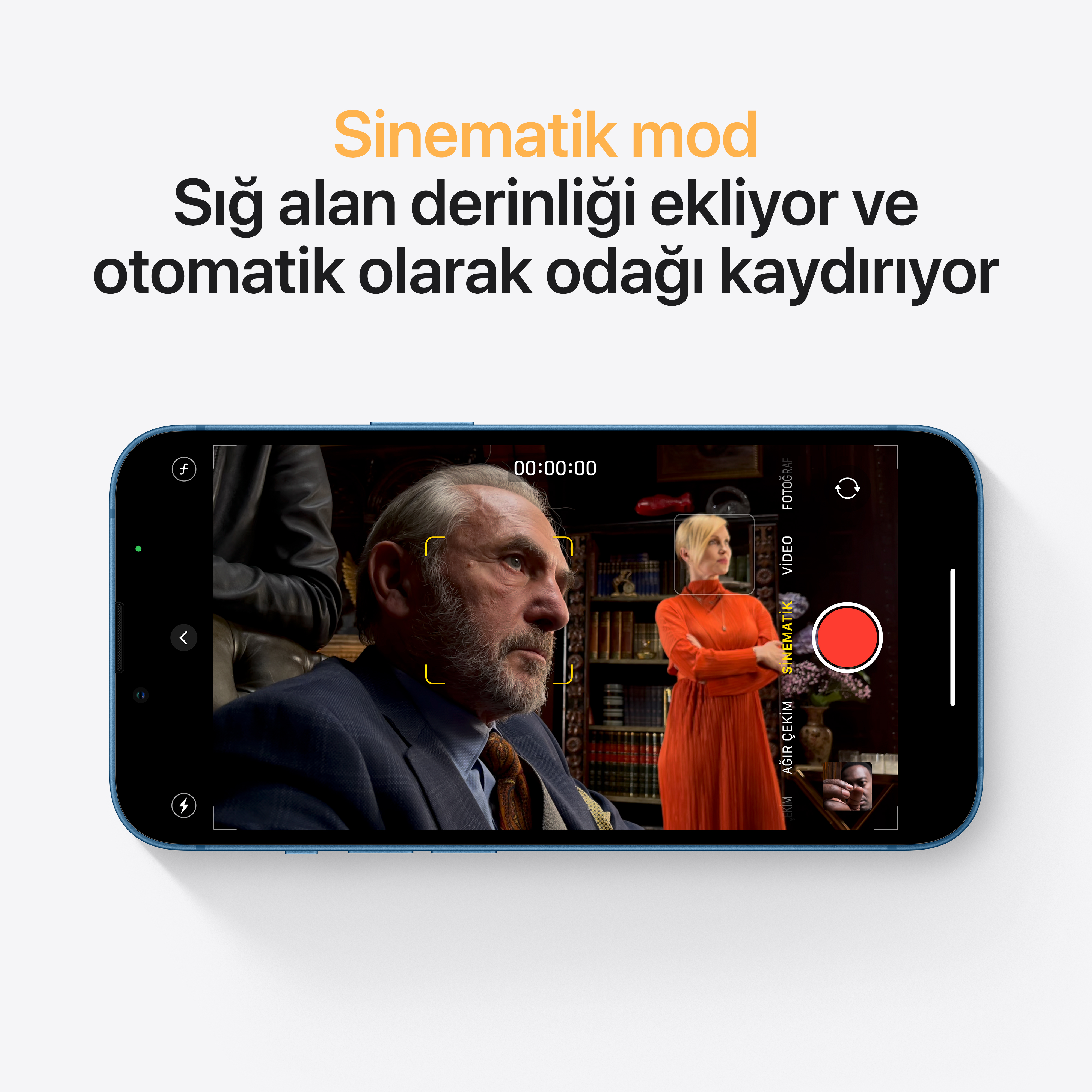 Sahnedeki bir adam ve kadınla video kaydı arayüzü gösteren bir telefon.