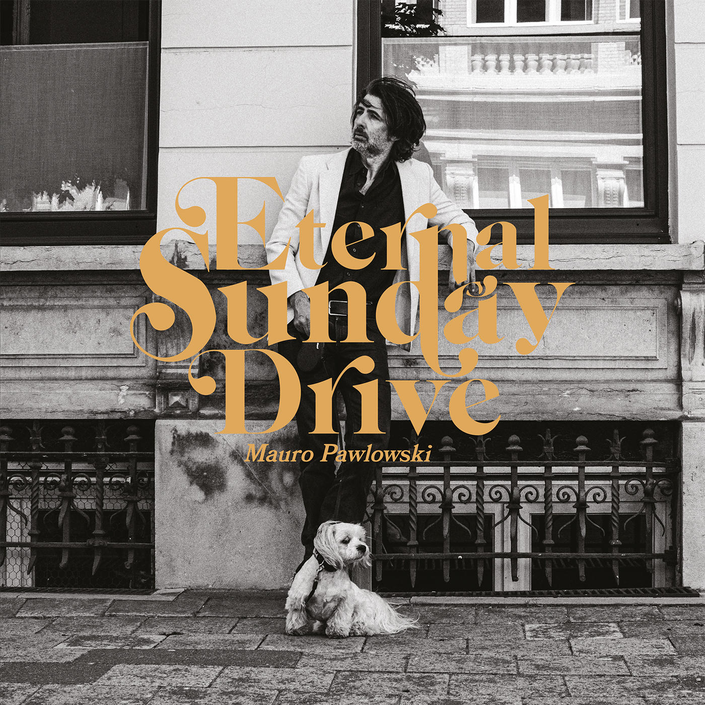 Albumhoes, zwart-wit foto. Man in wit pak, hond zit, en tekst.