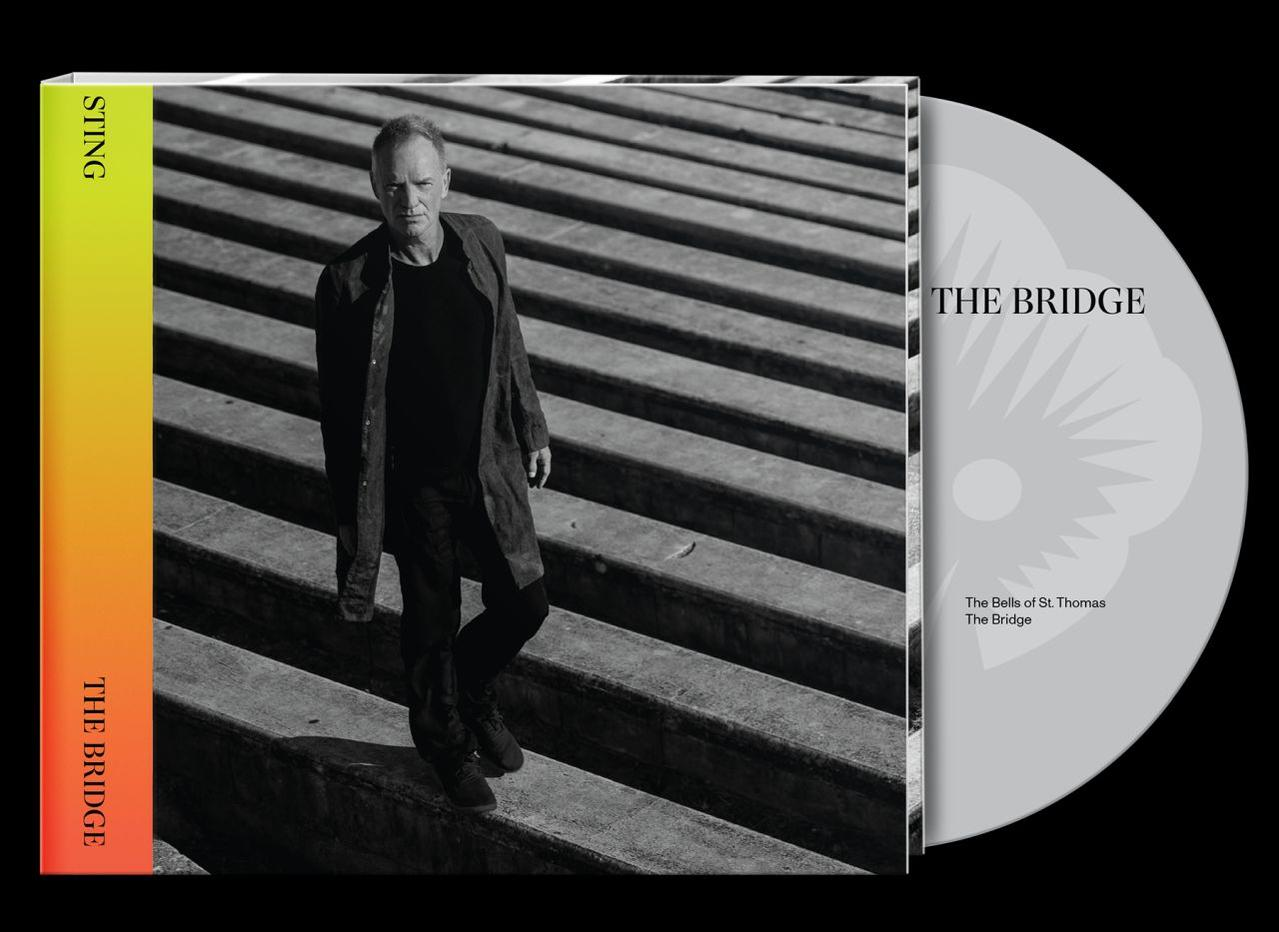Sting lépcsőn jár, a 'THE BRIDGE' című album borítója, és egy CD-borító mellette.