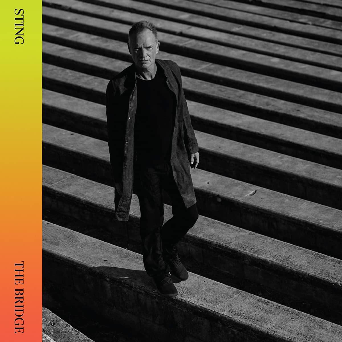 Sting geht eine Steintreppe hinauf; der Albumtitel 'The Bridge' steht links.