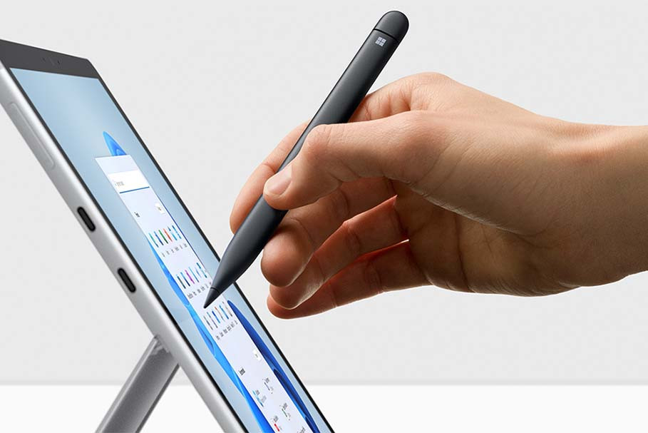 Eine Hand, die einen Stift auf einem Tablet verwendet und eine Benutzeroberfläche anzeigt.