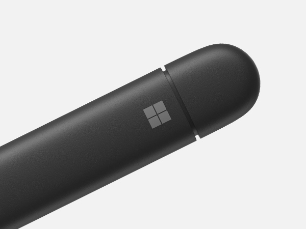 Nahaufnahme eines dunkelgrauen Stifts. Das Microsoft-Logo ist sichtbar. Der Hintergrund ist schlicht weiß.