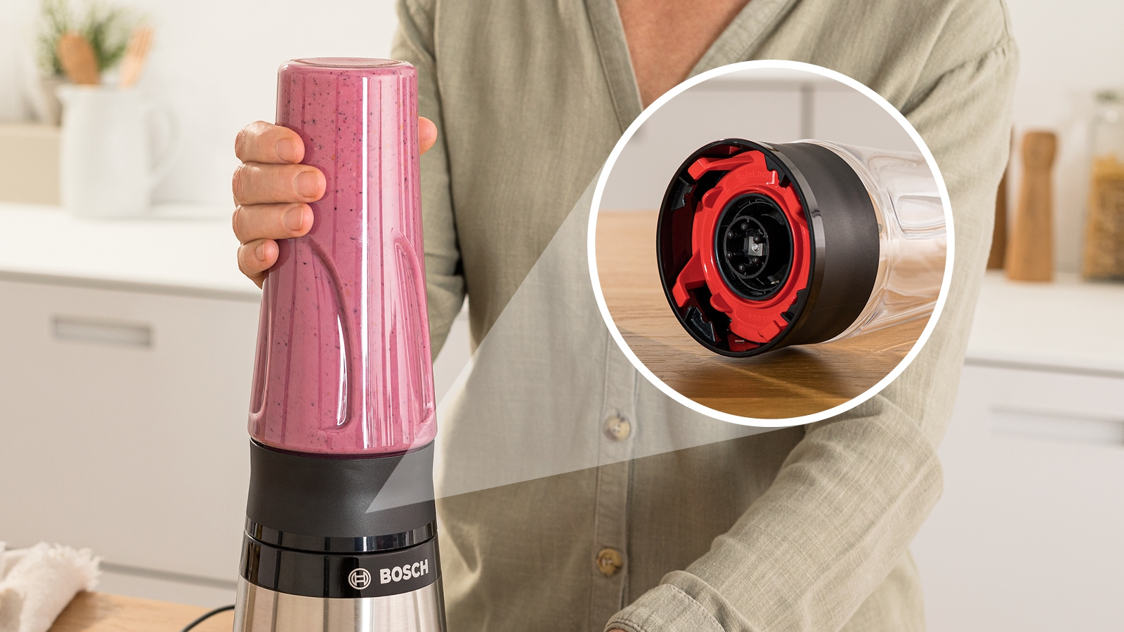 Bosch turmixgép lila smoothie-val és a piros késrendszer részletes nézetével.