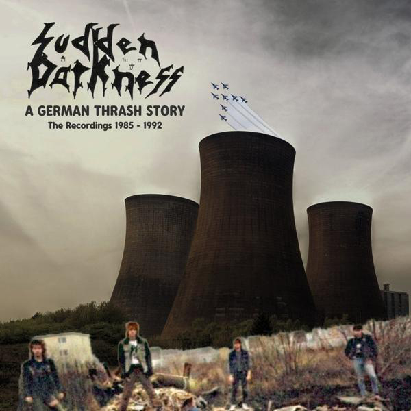 Albumcover: Kühltürme in Landschaft, Bandmitglieder davor. Titel 'Sudden Darkness'.