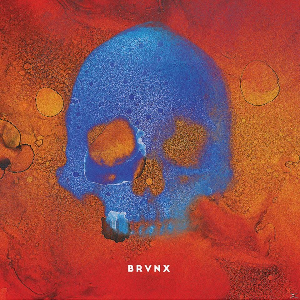 Abstraktes Bild eines blauen Schädels auf einem rot-orangen Hintergrund. Das Wort 'BRVNX' steht unten.