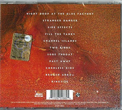 Rückseite der CD mit Titelliste und Aufkleber. Der Hintergrund ist strukturiert rotbraun. Text ist weiß. Barcode unten.