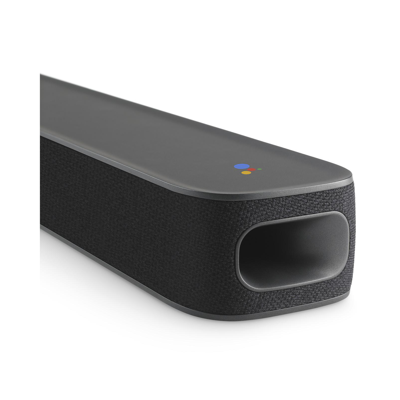 Eine dunkelgraue Soundbar mit Stofffront, abgerundeter Form und Google Assistant Logo.