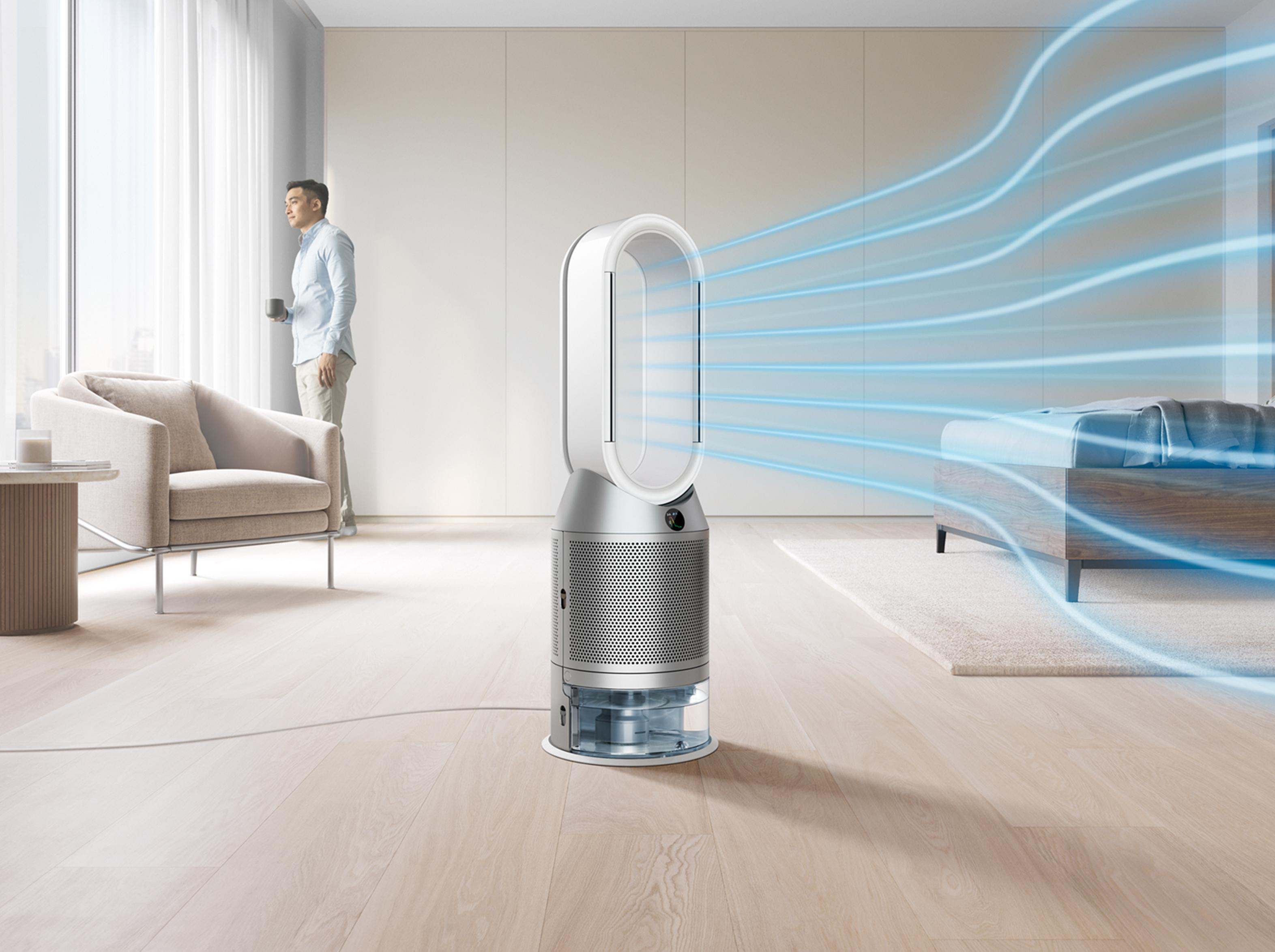 Ein Dyson Luftreiniger in einem Raum mit einem Mann am Fenster.