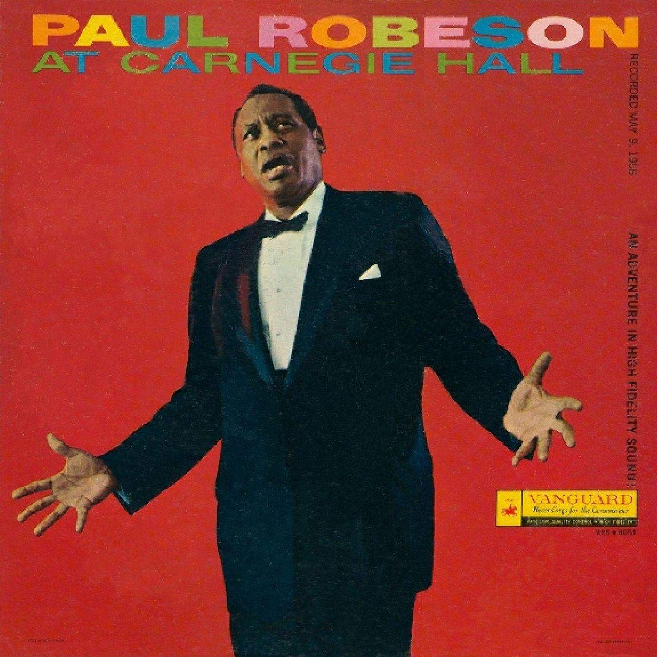 Album borító: Paul Robeson öltönyben, karok nyitva, piros háttér, Carnegie Hall.