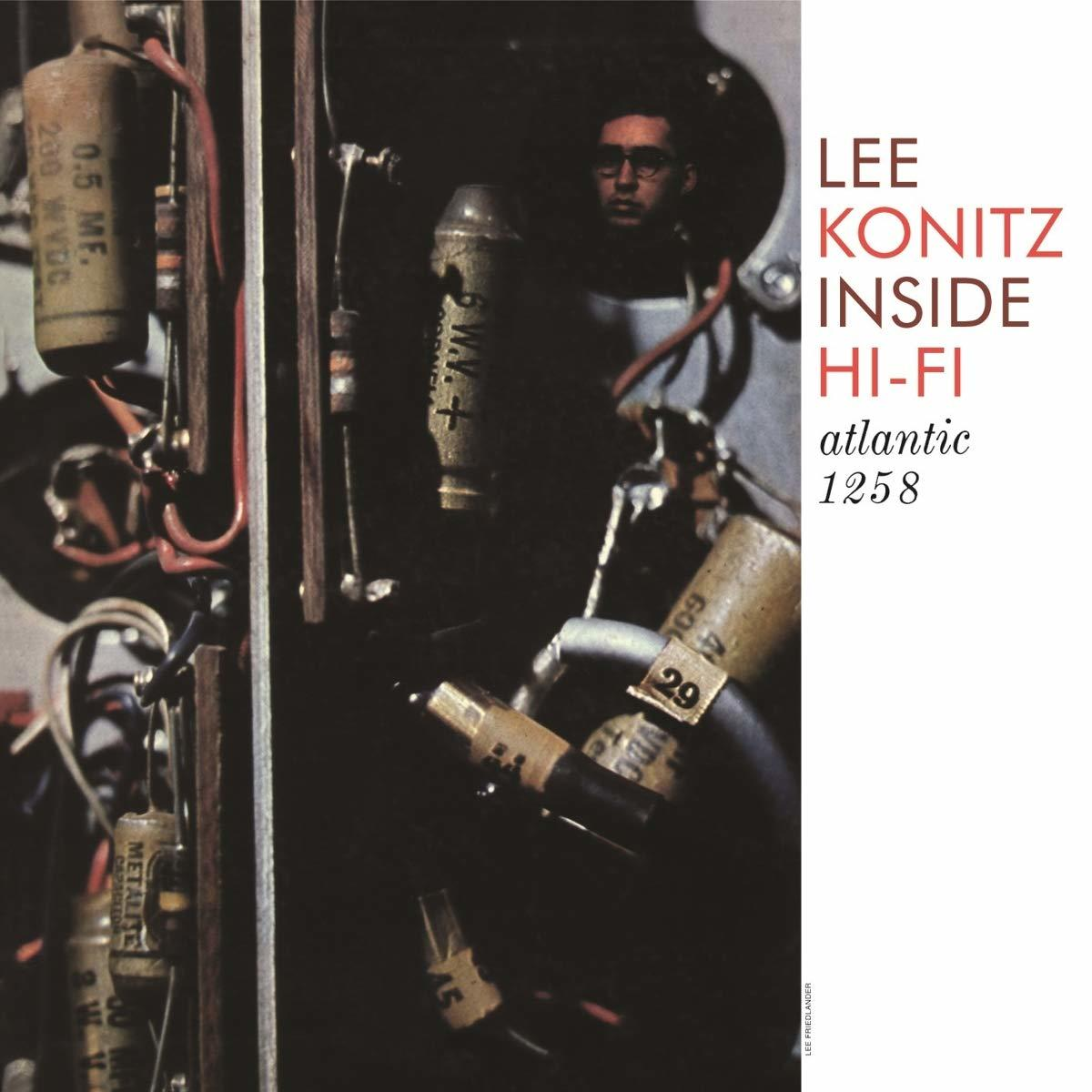 A Lee Konitz Inside Hi-Fi albumborítója. Egy férfi arcát mutatja egy hifi komponensben, különböző elektronikus alkatrészekkel és címkékkel.