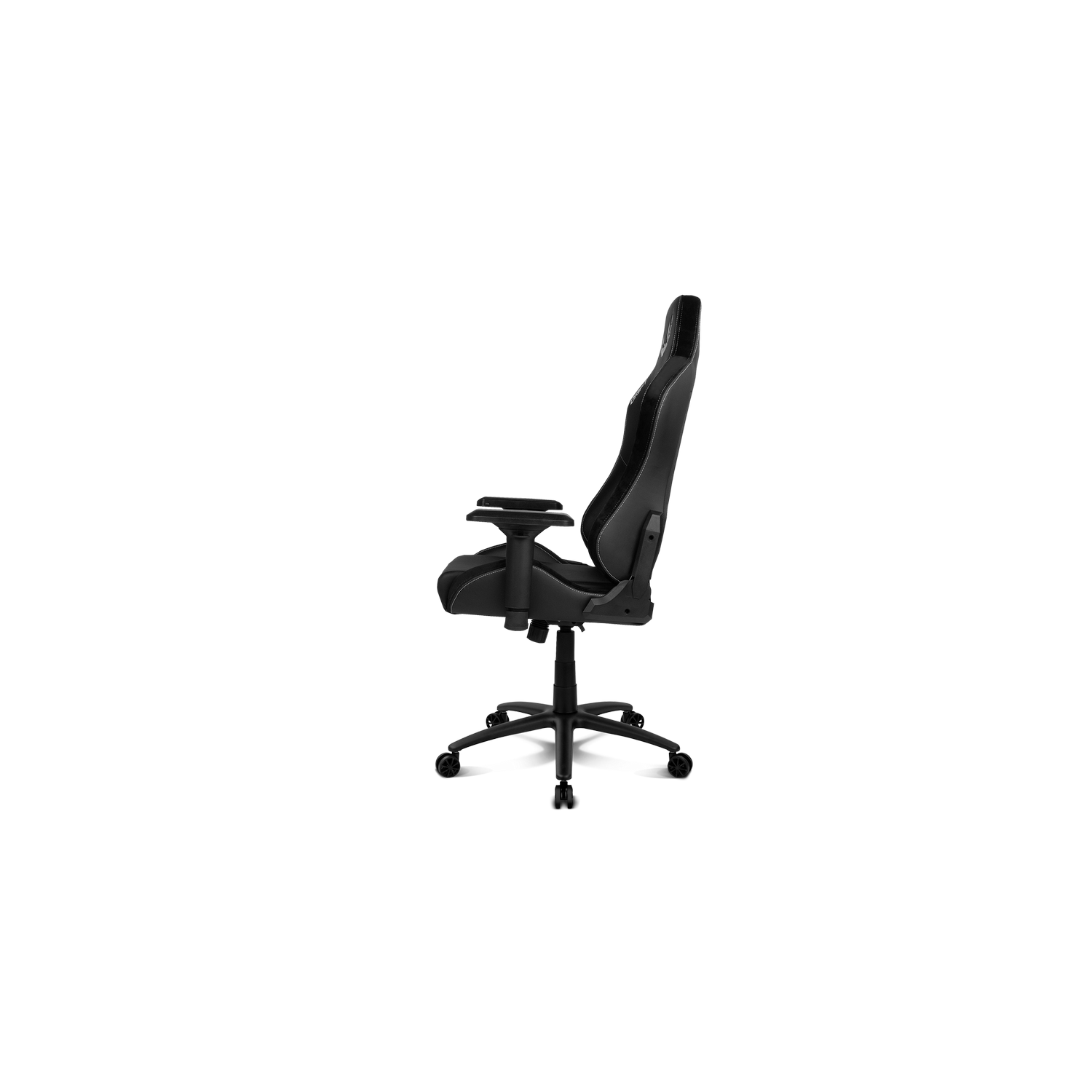 Silla gamer negra de lado sobre fondo gris. Tiene reposabrazos y base con ruedas.