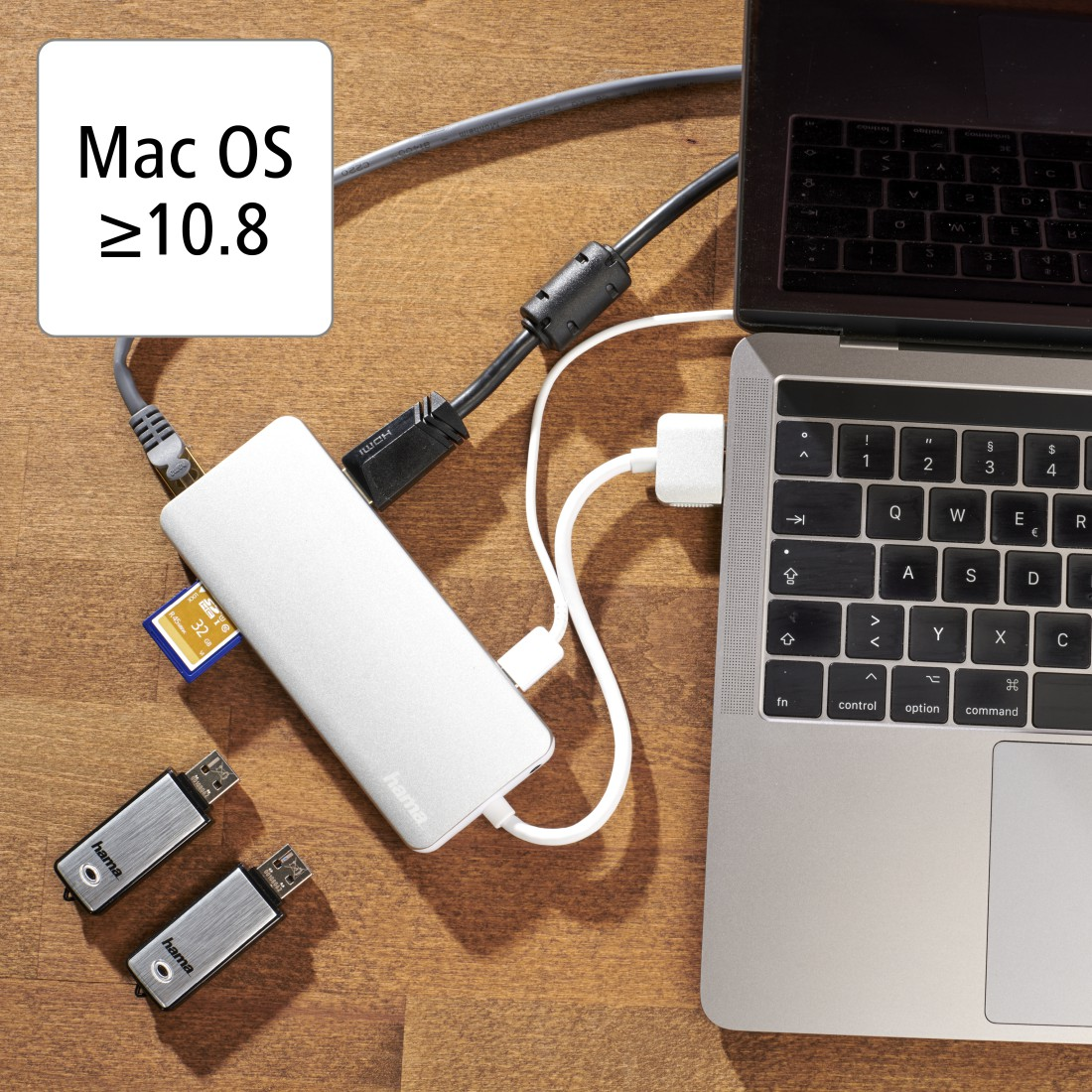 Laptop, verbunden mit silbernem USB-Hub, mit SD-Karte und USB-Laufwerken.
