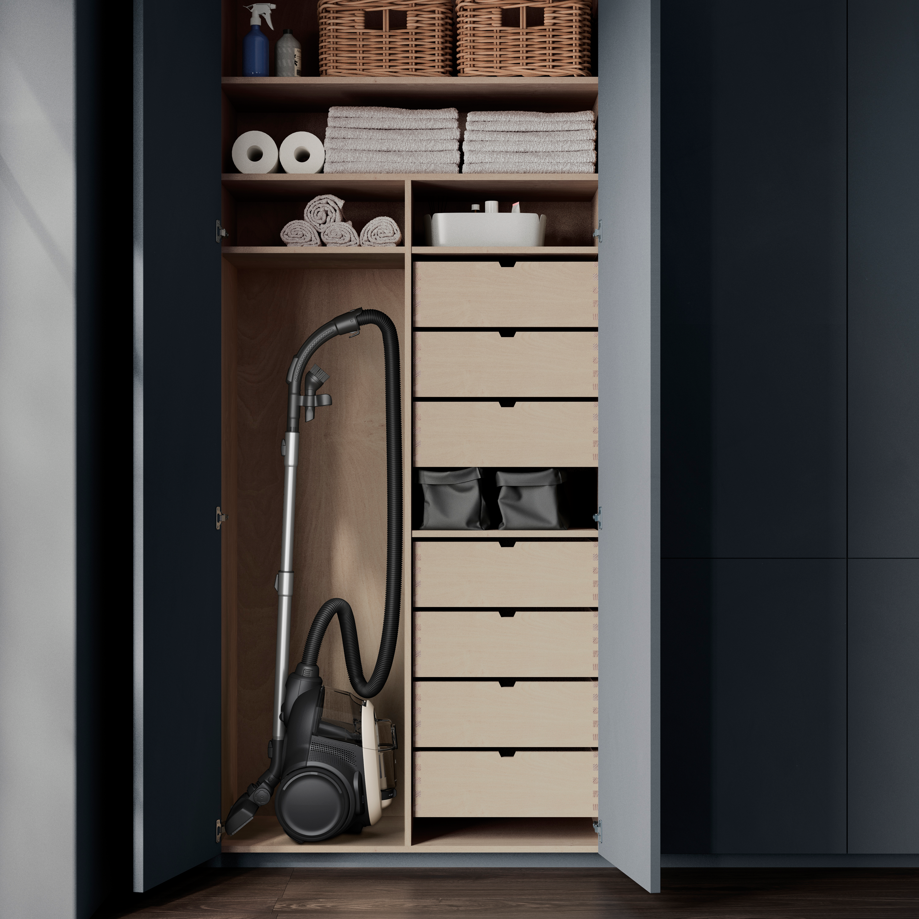 Ein Einbauschrank mit Staubsauger, Handtüchern und anderen Gegenständen.