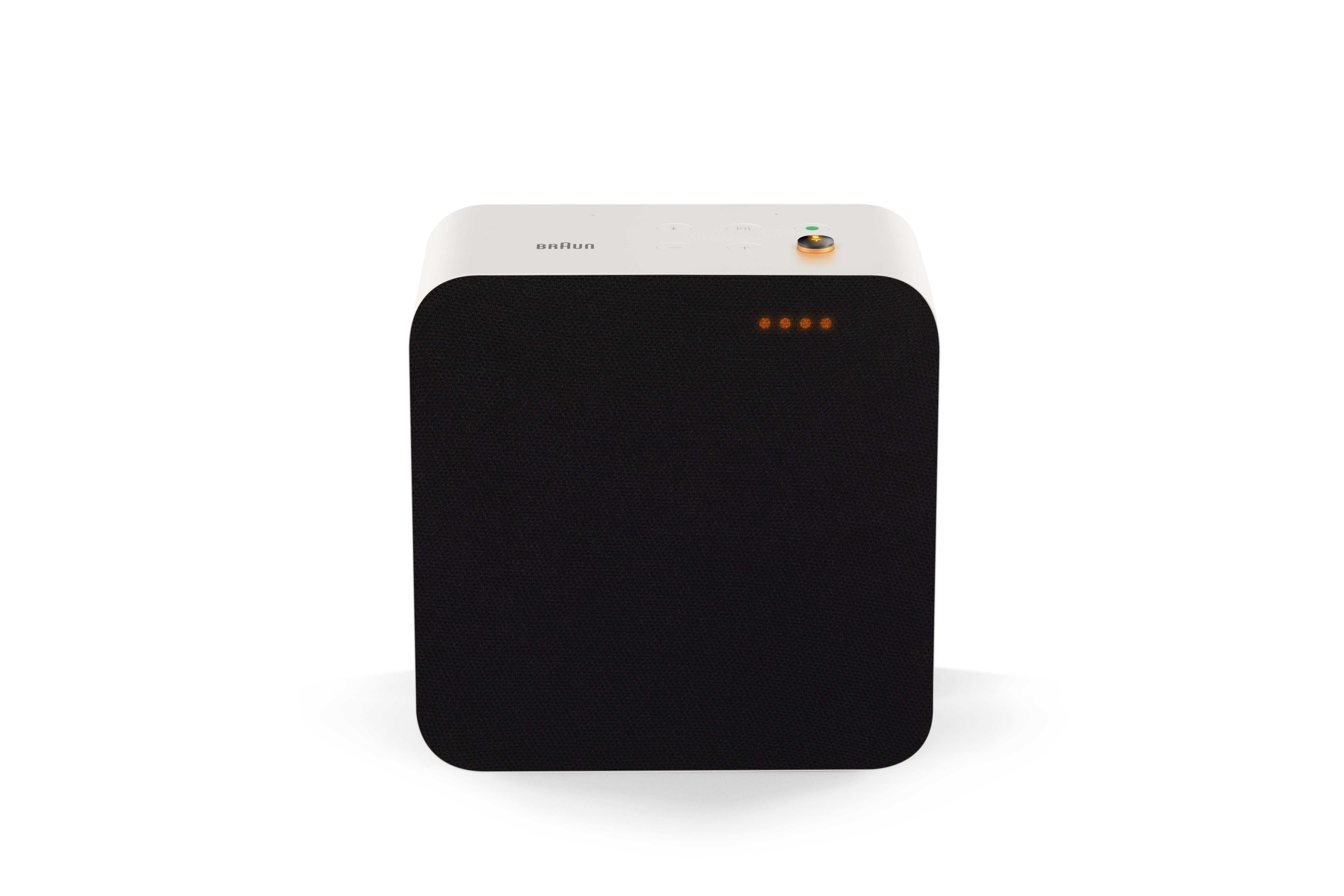Ein weiß-schwarzer Braun-Lautsprecher mit orangefarbenen Bedienelementen, auf weißem Hintergrund.