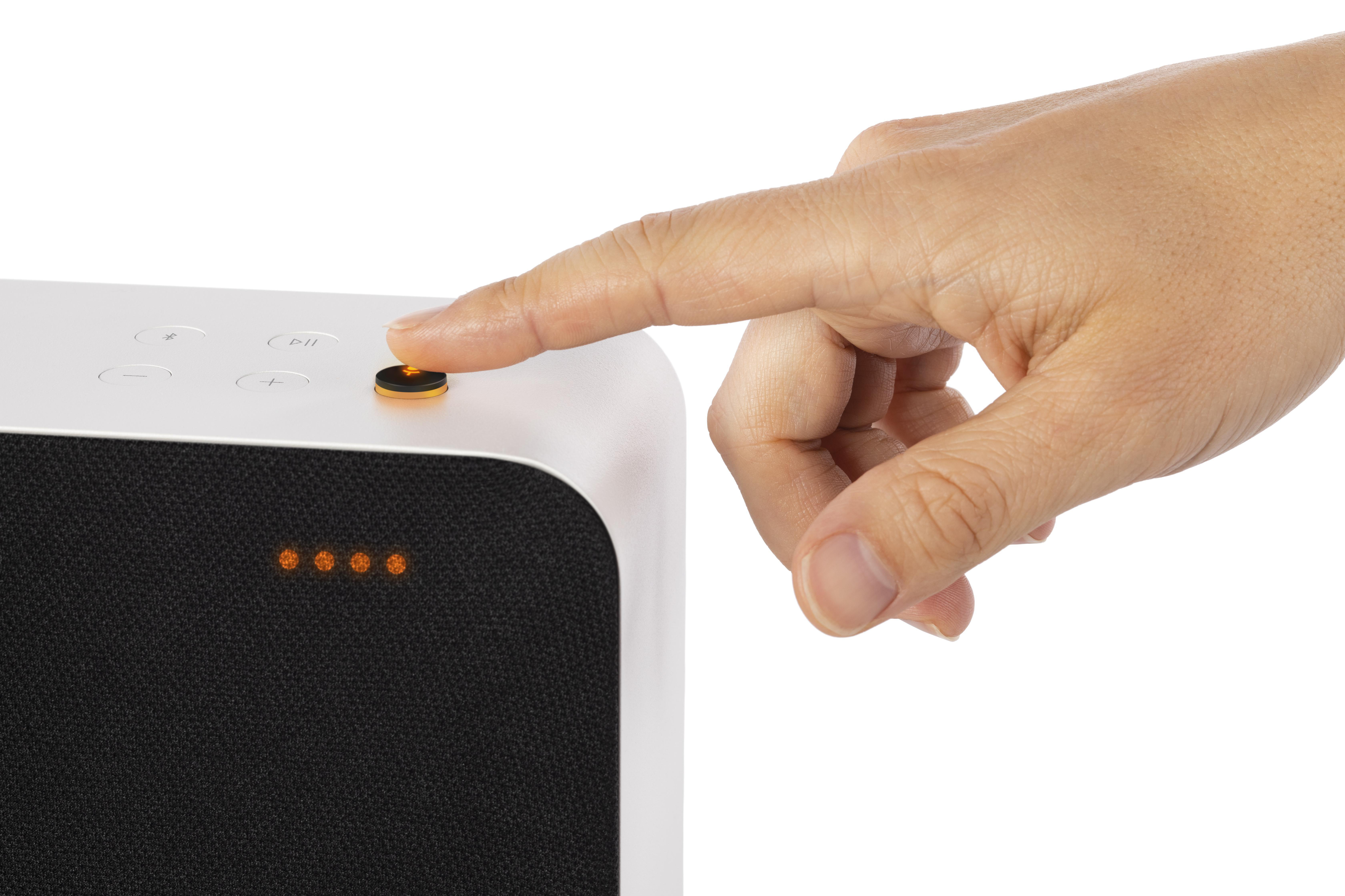 Der Finger einer Person, der auf eine Taste an einem weißen Lautsprecher drückt. Weißer Hintergrund.