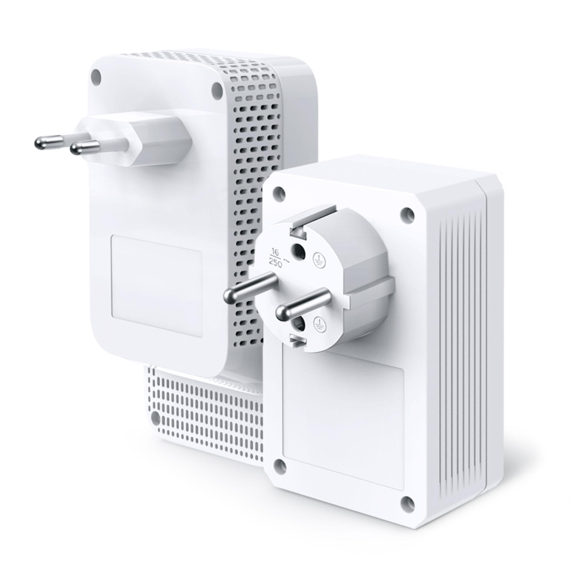 Zwei weiße Powerline-Adapter mit Steckern, einer eingesteckt. Weißer Hintergrund.