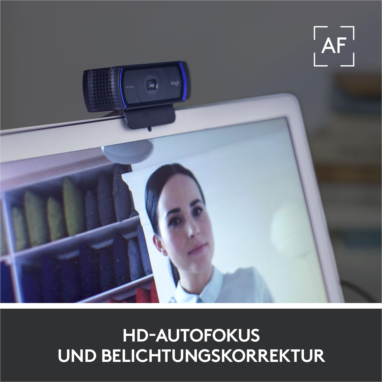 Eine Webcam auf einem Laptop, die eine Frau auf dem Bildschirm und die Webcam zeigt.