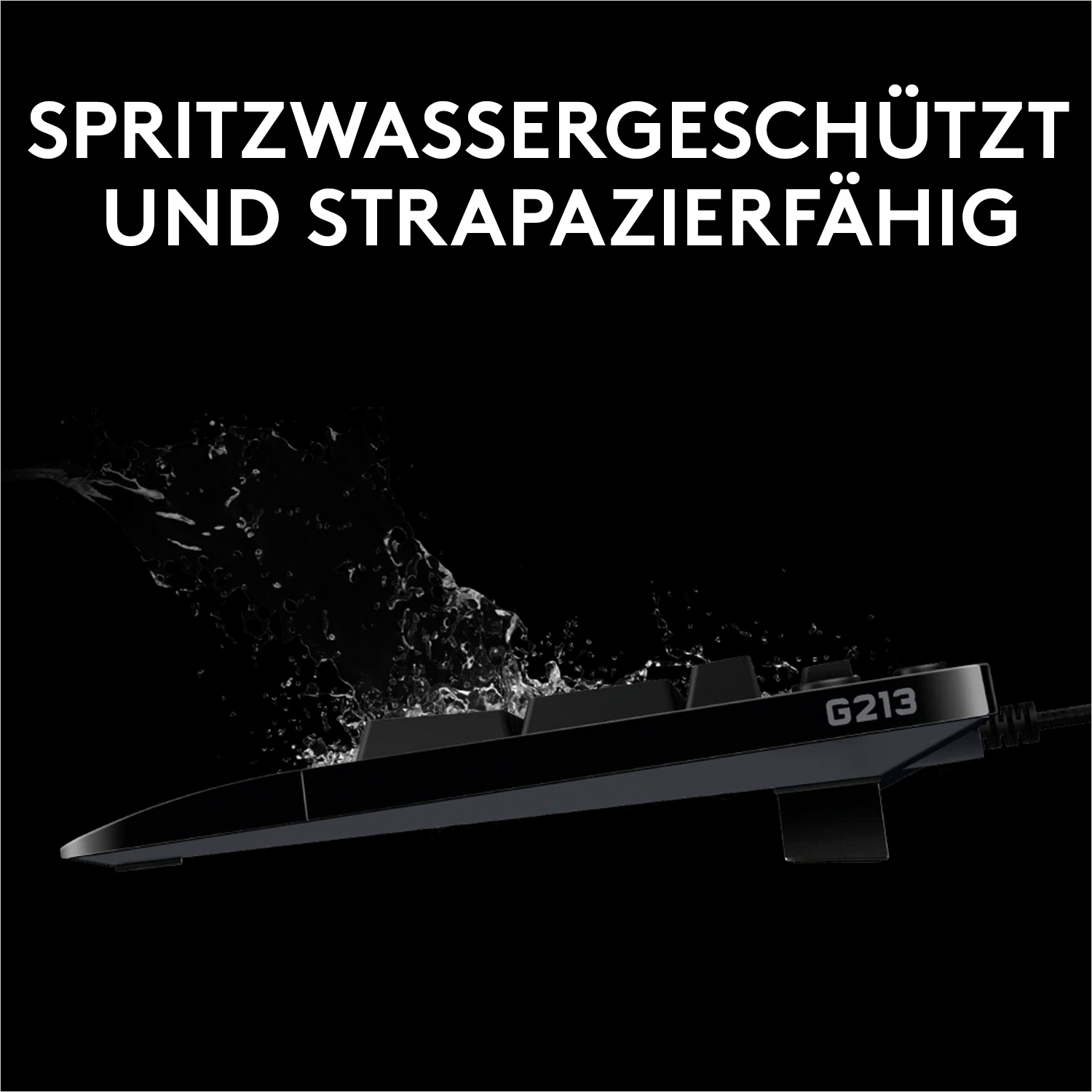 Tastatur mit Wasserspritzern, schwarzer Hintergrund, weißer Text.