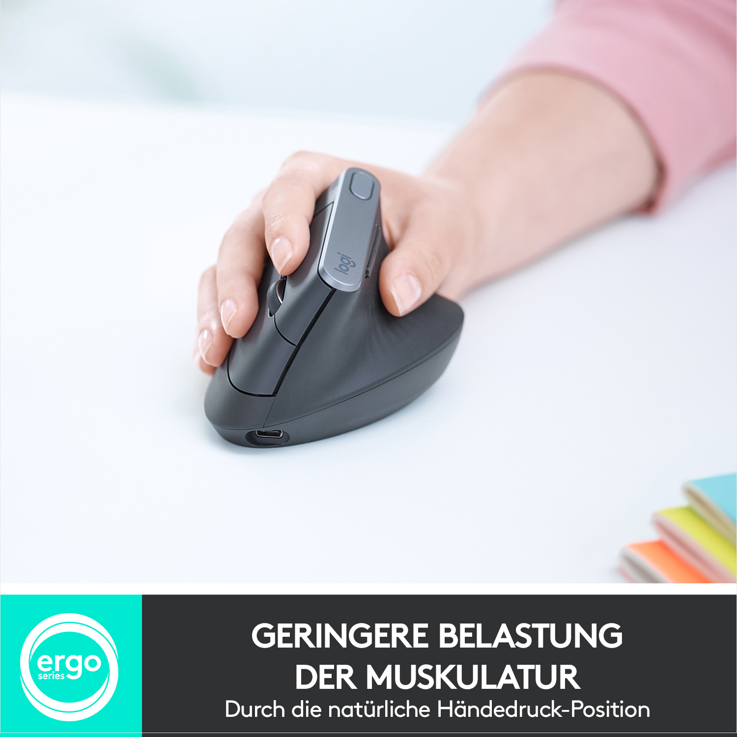 Hand einer Person auf einer vertikalen Maus. Rosa Hemd, weißer Hintergrund.