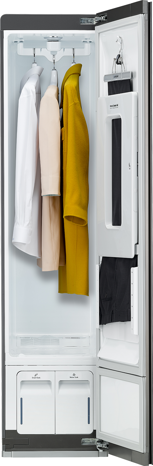 Een slim kledingverzorgingssysteem met kleding binnenin, open deur.