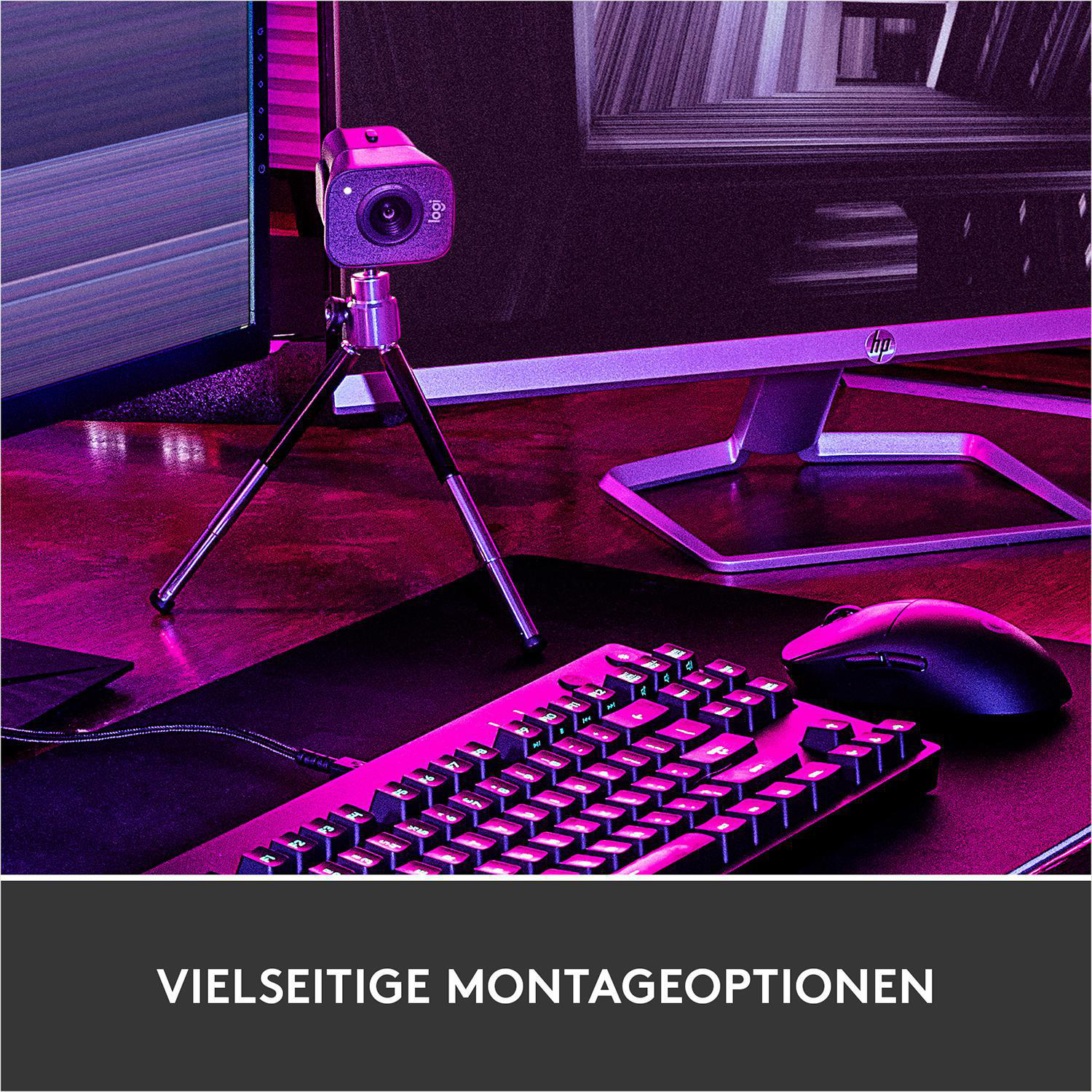 Webcam auf Stativ aufgebaut. Tastatur und Monitor im Hintergrund.