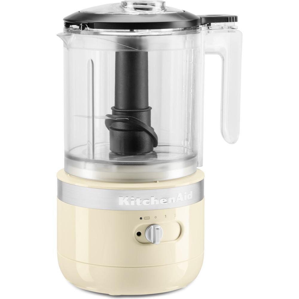 Cremefarbener KitchenAid-Küchenhelfer. Transparente Schüssel, schwarze Klinge.