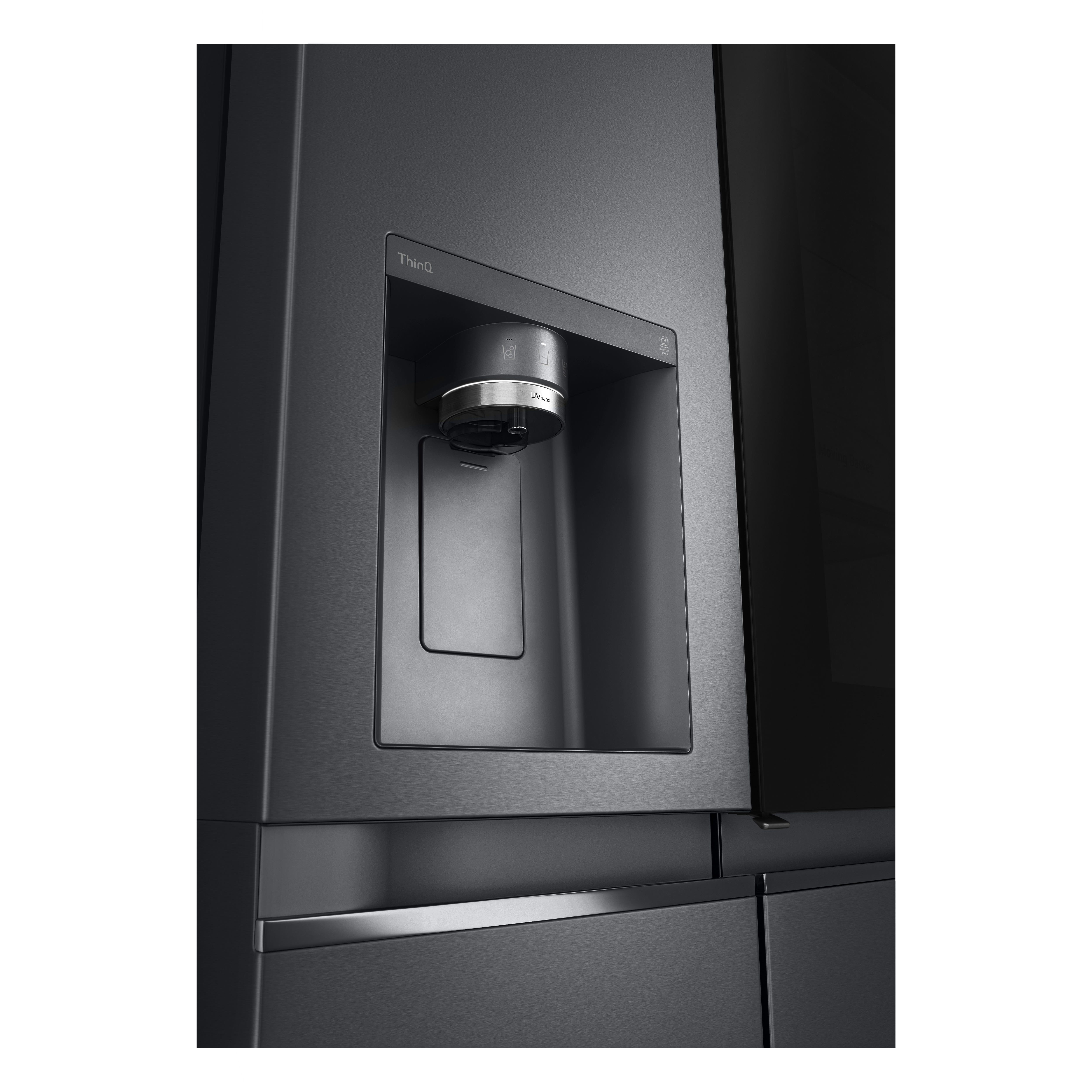Schwarzer Kühlschrank mit Wasserspender. Nahaufnahme des Spenders an der Tür.