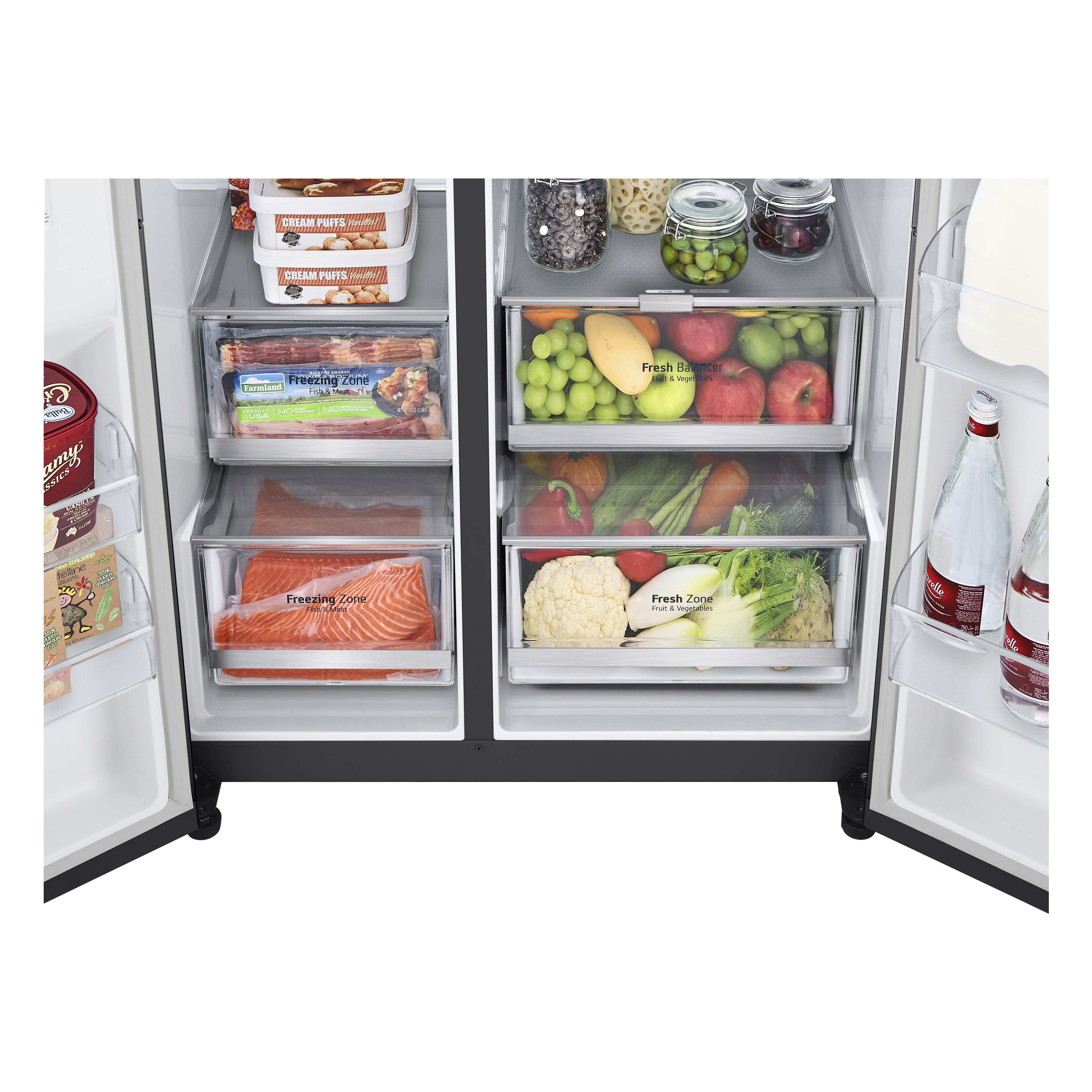 Offener Kühlschrank mit Regalen voller Lebensmittel, darunter Obst, Gemüse und Tiefkühlprodukte.