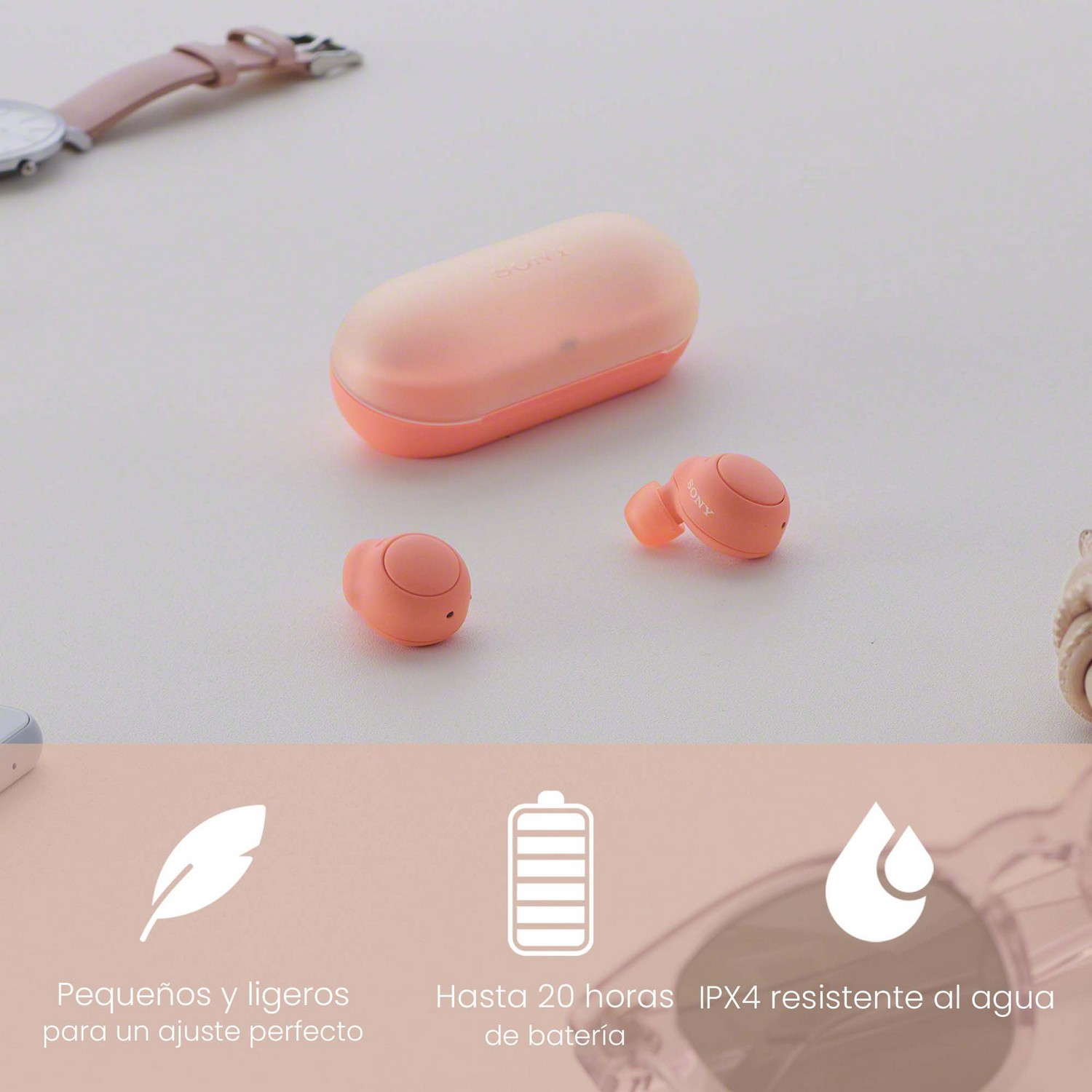 Un par de auriculares rosas y un estuche de carga, sobre una superficie blanca con texto debajo.