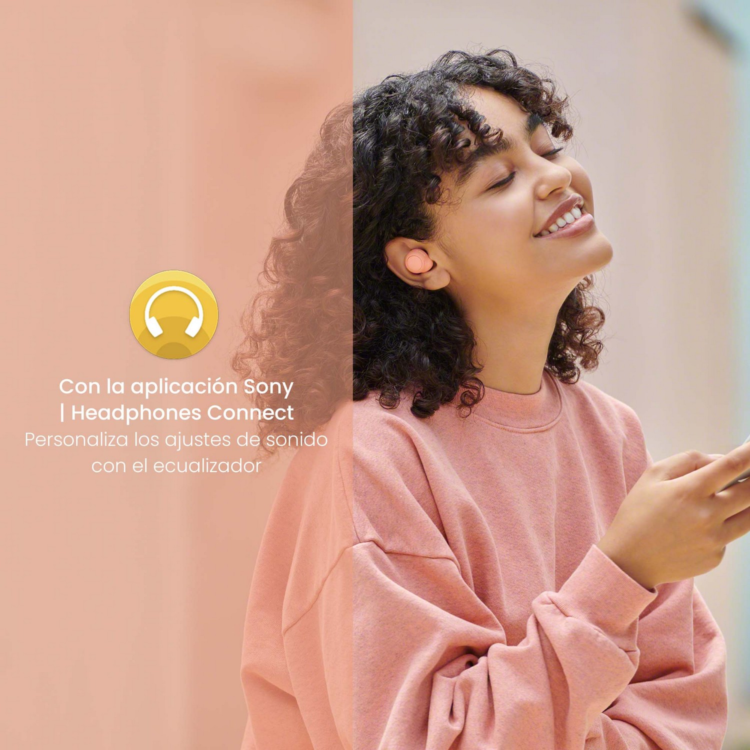 Mujer sonriendo, rosa, con auriculares rosas en las orejas.