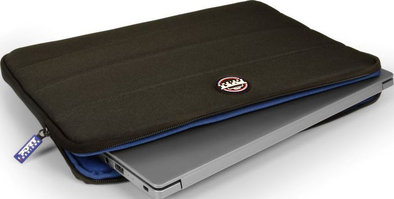 Housse d'ordinateur portable noire et marron, avec un ordinateur portable partiellement à l'intérieur. Fermeture éclair bleue.