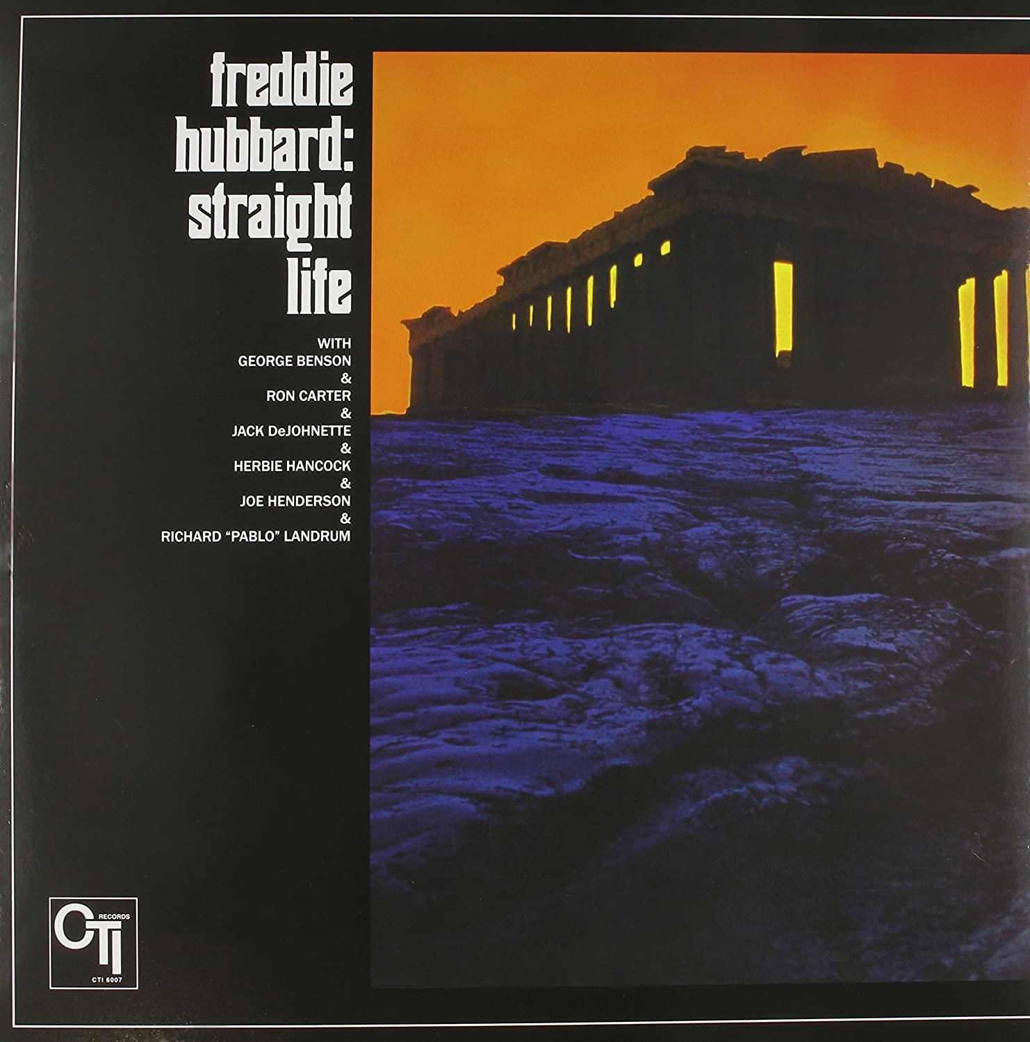 Album borító: Freddie Hubbard 'Straight Life'. Sziluett épület narancssárga égbolttal. A zenészek nevei fel vannak sorolva.