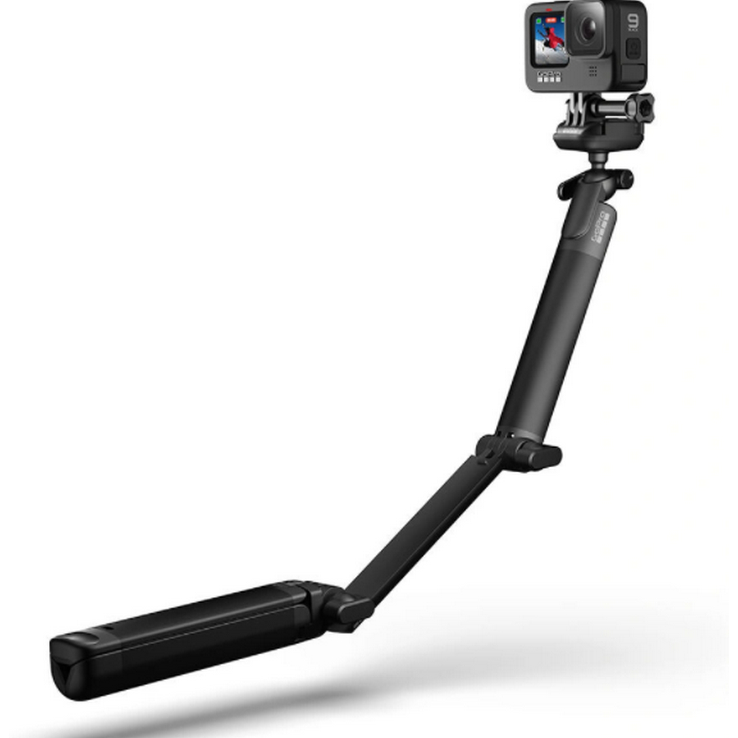 Una cámara GoPro negra en un palo selfie, extendida y en ángulo hacia arriba.