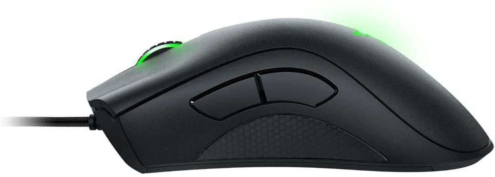 Eine schwarze Gaming-Maus mit Seitentasten und Kabel, vor weißem Hintergrund.