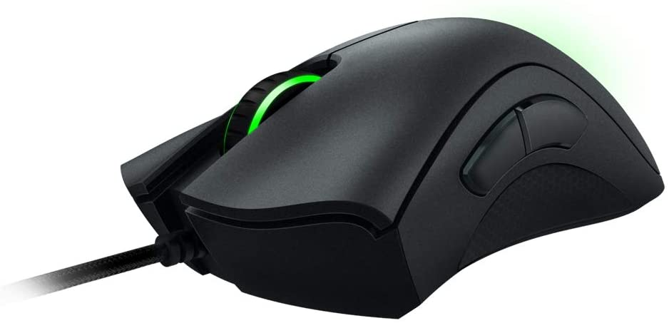 Eine schwarze Razer Gaming-Maus mit grüner Beleuchtung am Scrollrad.