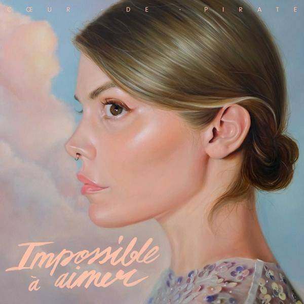 Albumhoes met vrouwenprofiel, lichte huid, bewolkte lucht.