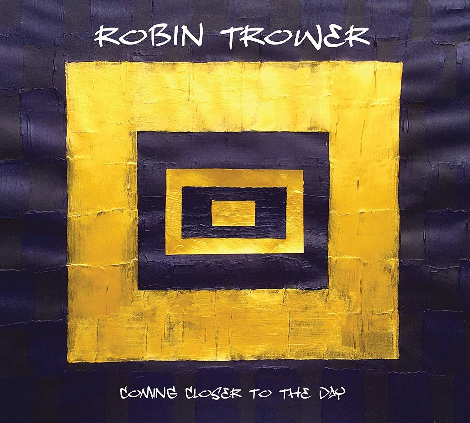 Albumcover mit goldenem und schwarzem abstraktem Design. Titel: Robin Trower, Coming Closer to the Day.
