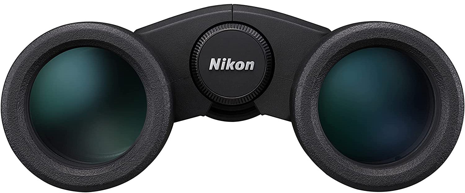 Binocolo con armatura in gomma nera e logo Nikon sulla cerniera centrale.