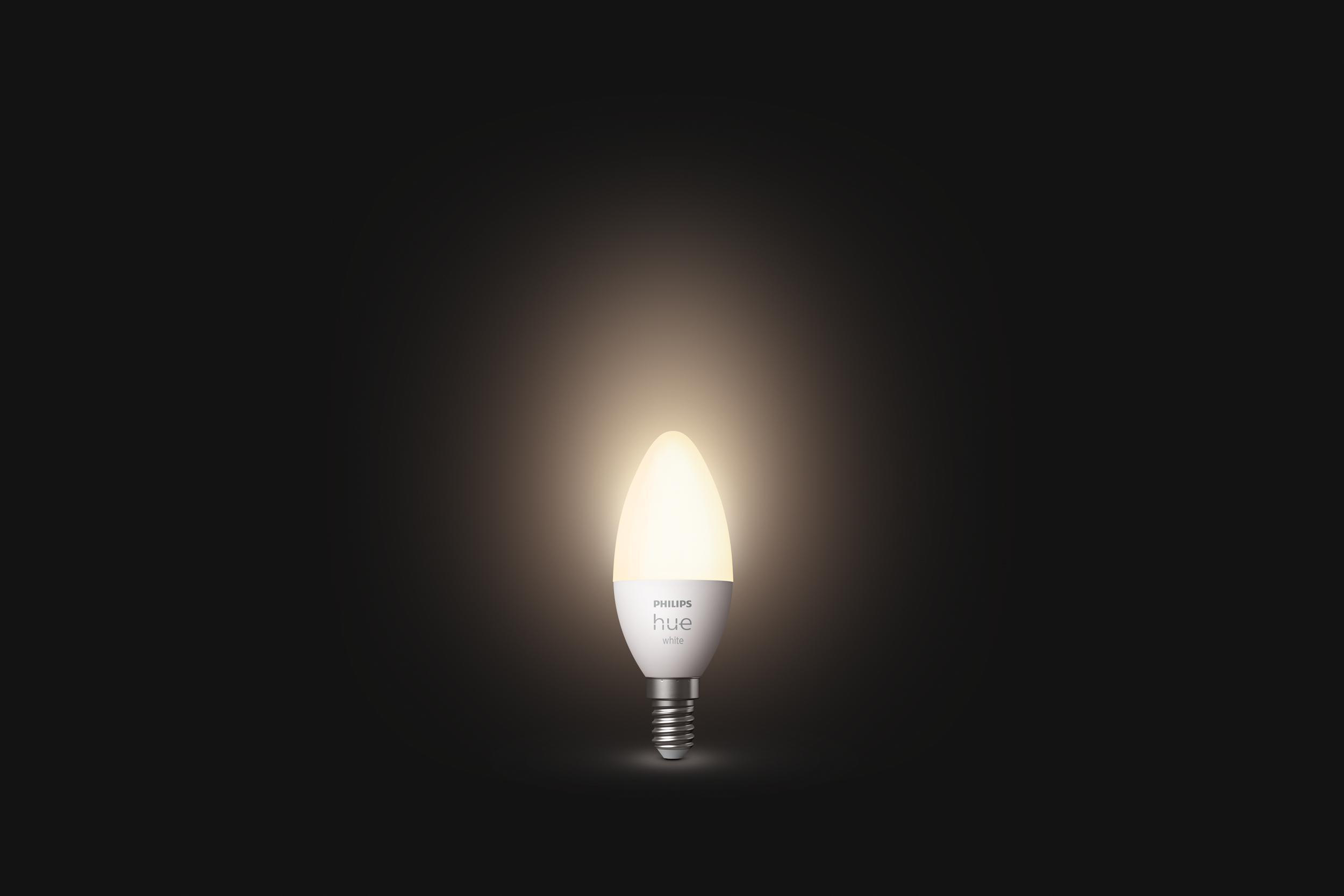 Leuchtende Philips Hue Glühbirne auf schwarzem Hintergrund.