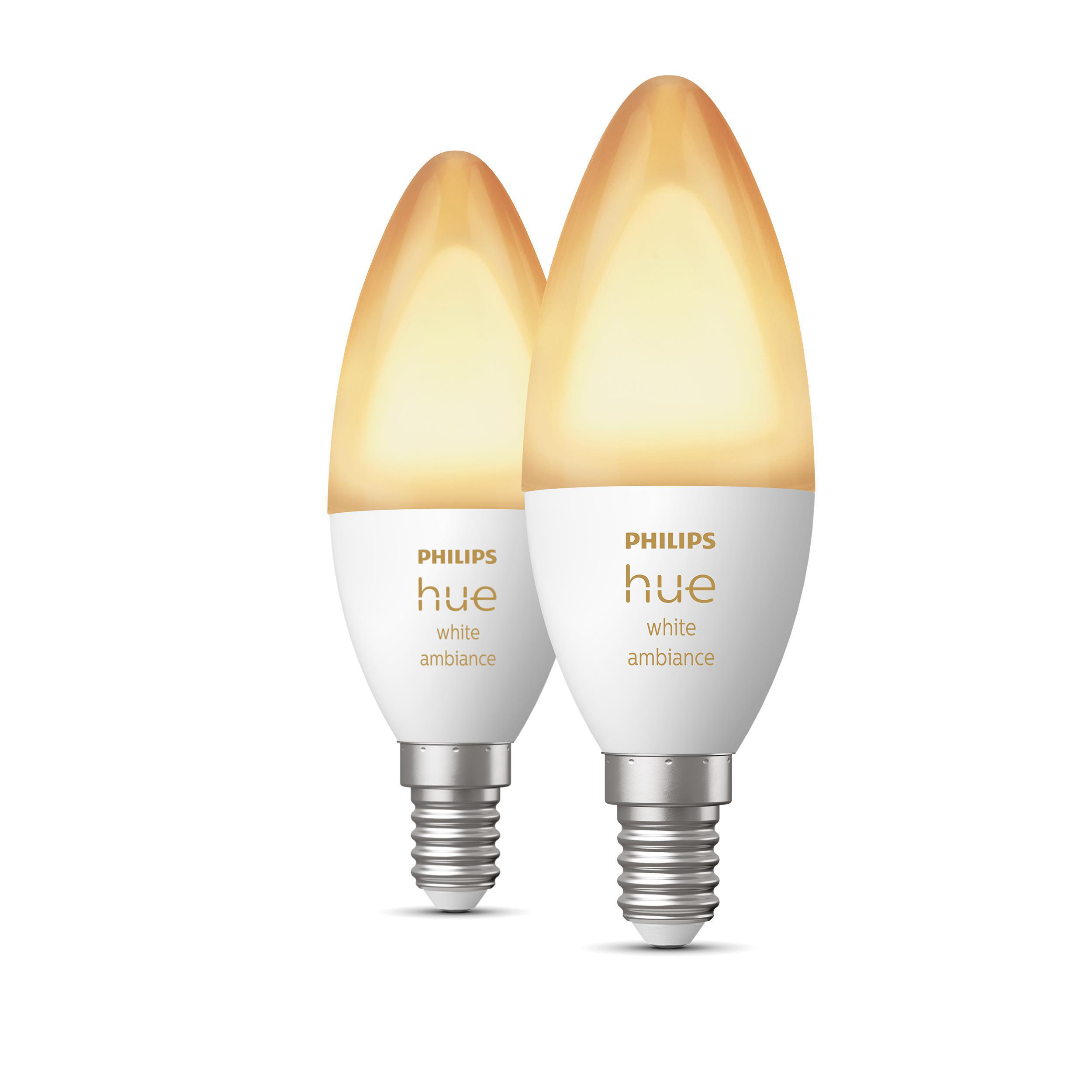 Zwei weiße Philips Hue Smart-Glühbirnen mit gelbem Schein vor weißem Hintergrund. Sie sind kerzenförmig.