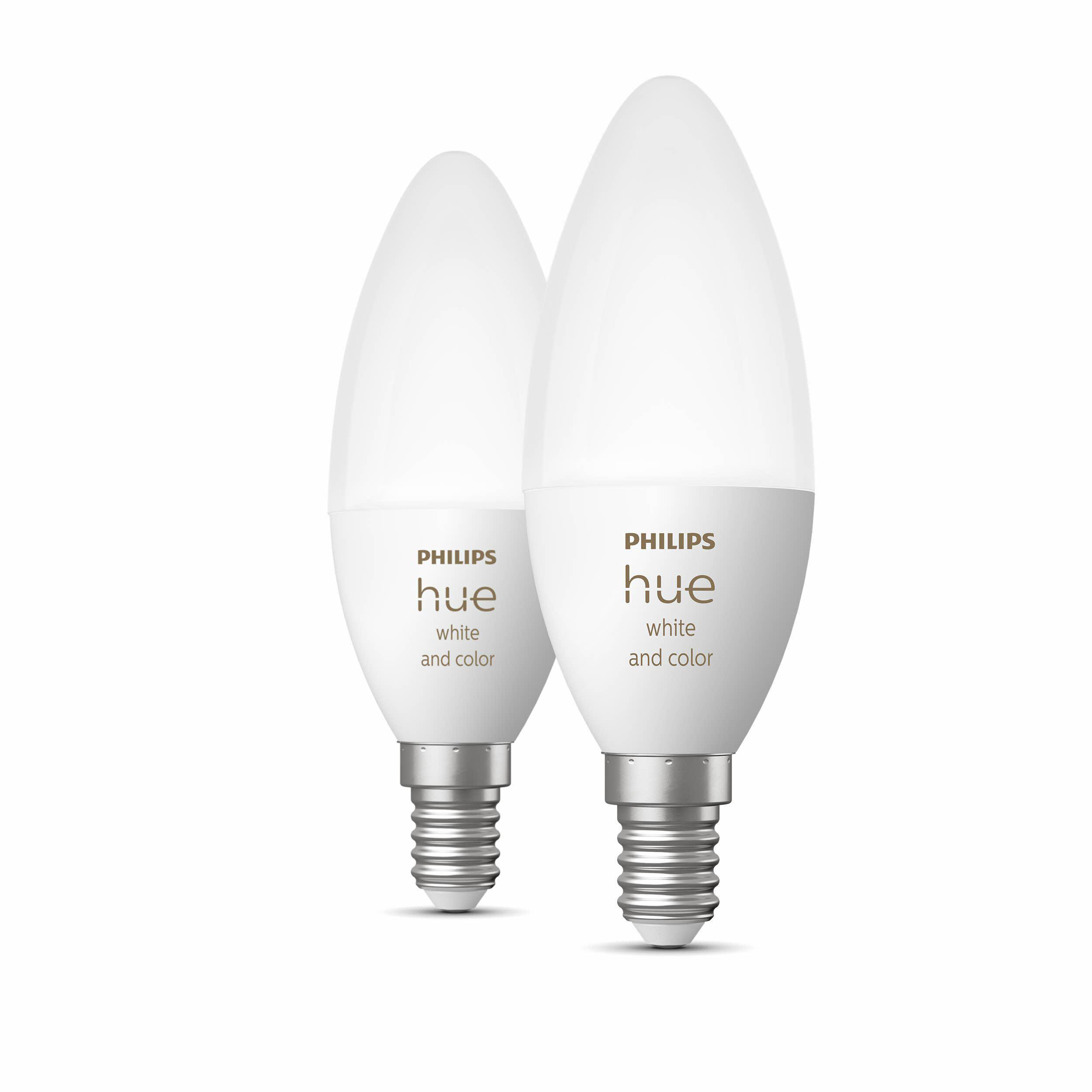 Zwei Philips Hue Weiß- und Farbkerzenlampen, mit weißen Sockeln, auf weißem Hintergrund.