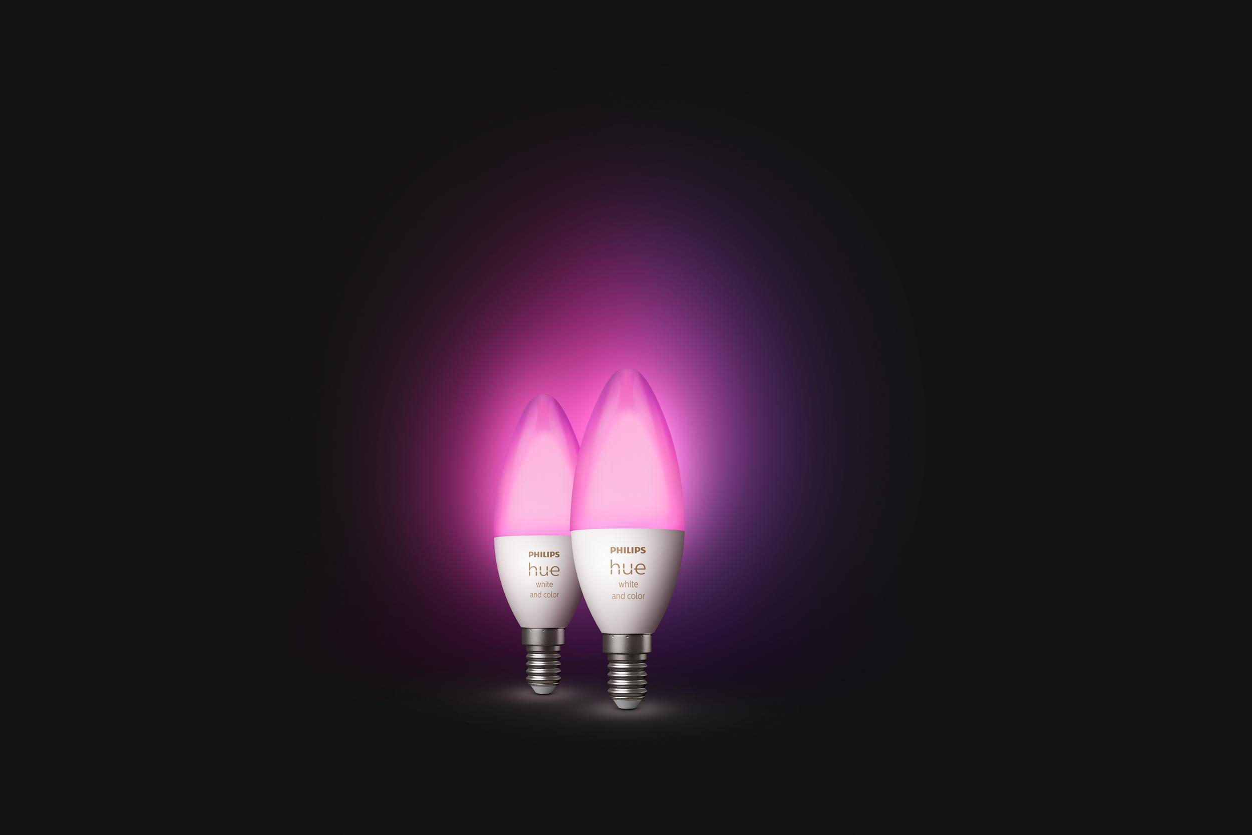 Zwei rosa intelligente Glühbirnen. Sie sind weiß und haben ein Philips-Logo.