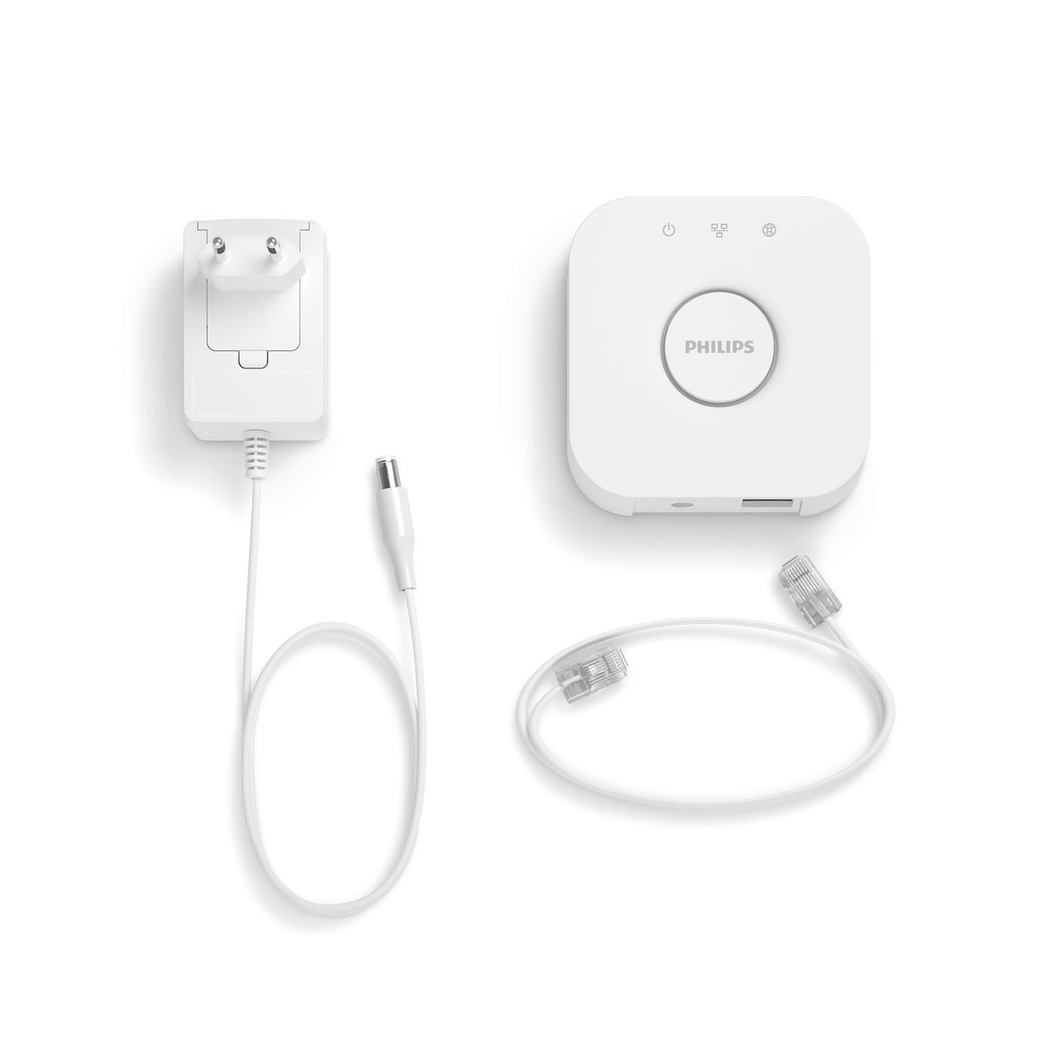 Weißer Philips Hue Bridge und Netzteil. Kabel verbinden die Bridge mit der Steckdose.